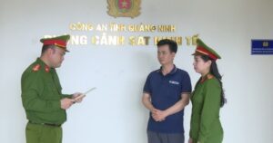Bắt khẩn cấp 2 mẹ con sản xuất gần 1.000 lít ‘dấm nếp ủ men từ gạo’ bằng hóa chất