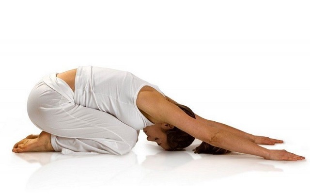 5 động tác giúp giảm đau lưng, cứng cổ do ngồi nhiều- Ảnh 2. 3 tư thế yoga đơn giản giúp giảm đau cứng cổ do ngồi lâu