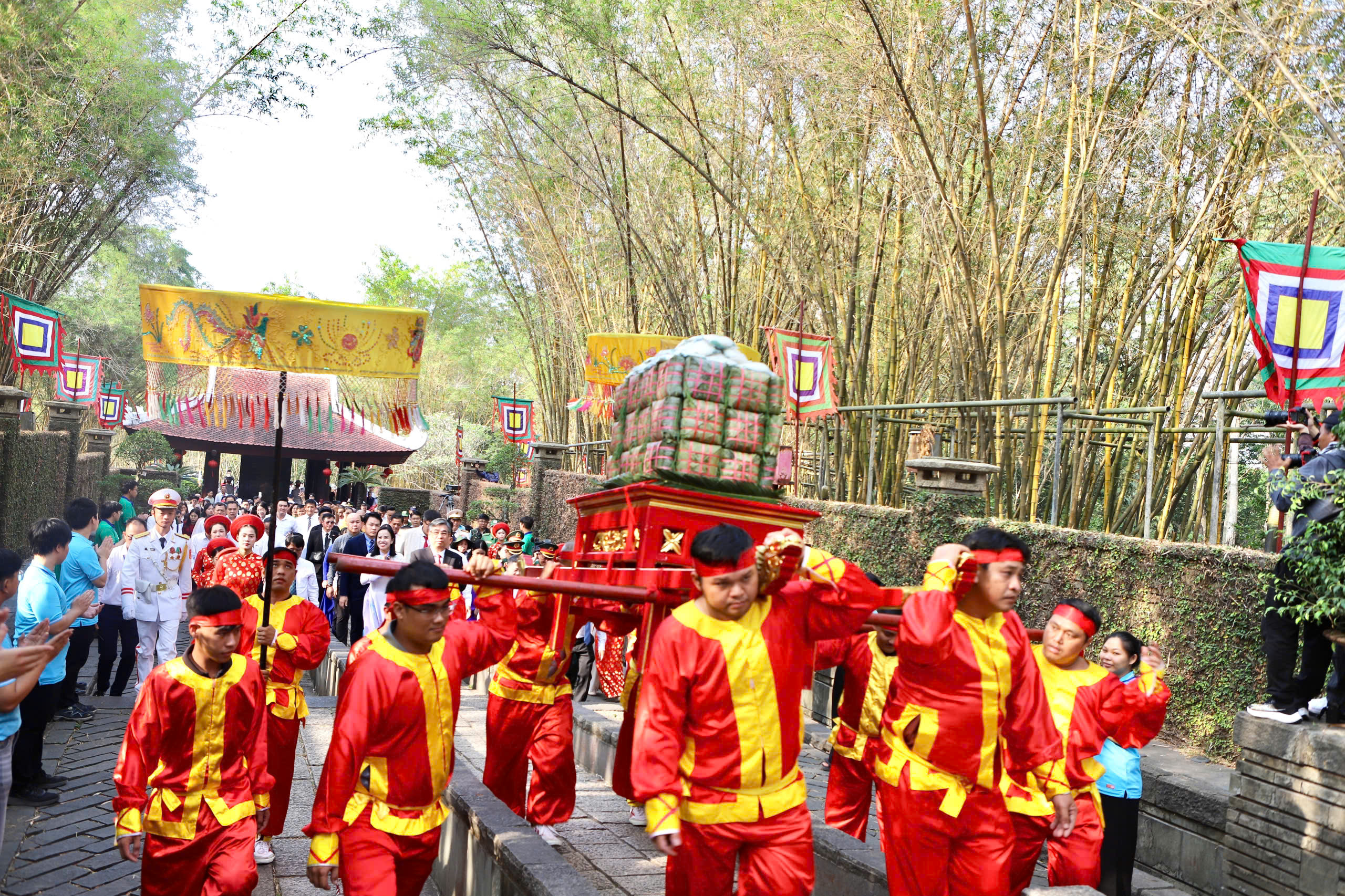 Hàng nghìn người dân và du khách đến dâng hương tại Đền Tưởng niệm các Vua Hùng ở TPHCM- Ảnh 5. Hàng nghìn người dân và du khách đến dâng hương tại Đền Tưởng niệm các Vua Hùng ở TPHCM- Ảnh 5.