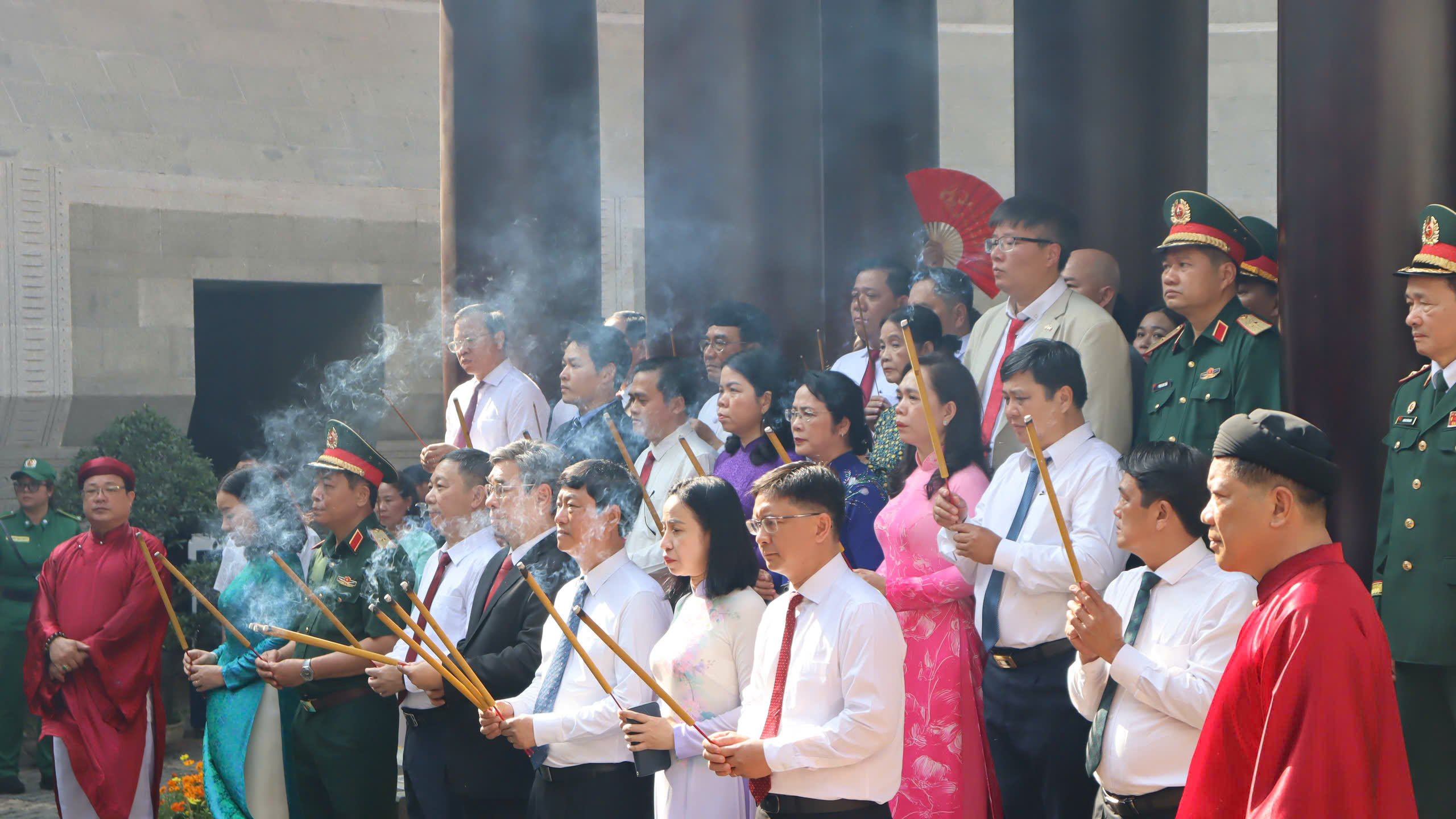 Hàng nghìn người dân và du khách đến dâng hương tại Đền Tưởng niệm các Vua Hùng ở TPHCM- Ảnh 6. Hàng nghìn người dân và du khách đến dâng hương tại Đền Tưởng niệm các Vua Hùng ở TPHCM- Ảnh 6.