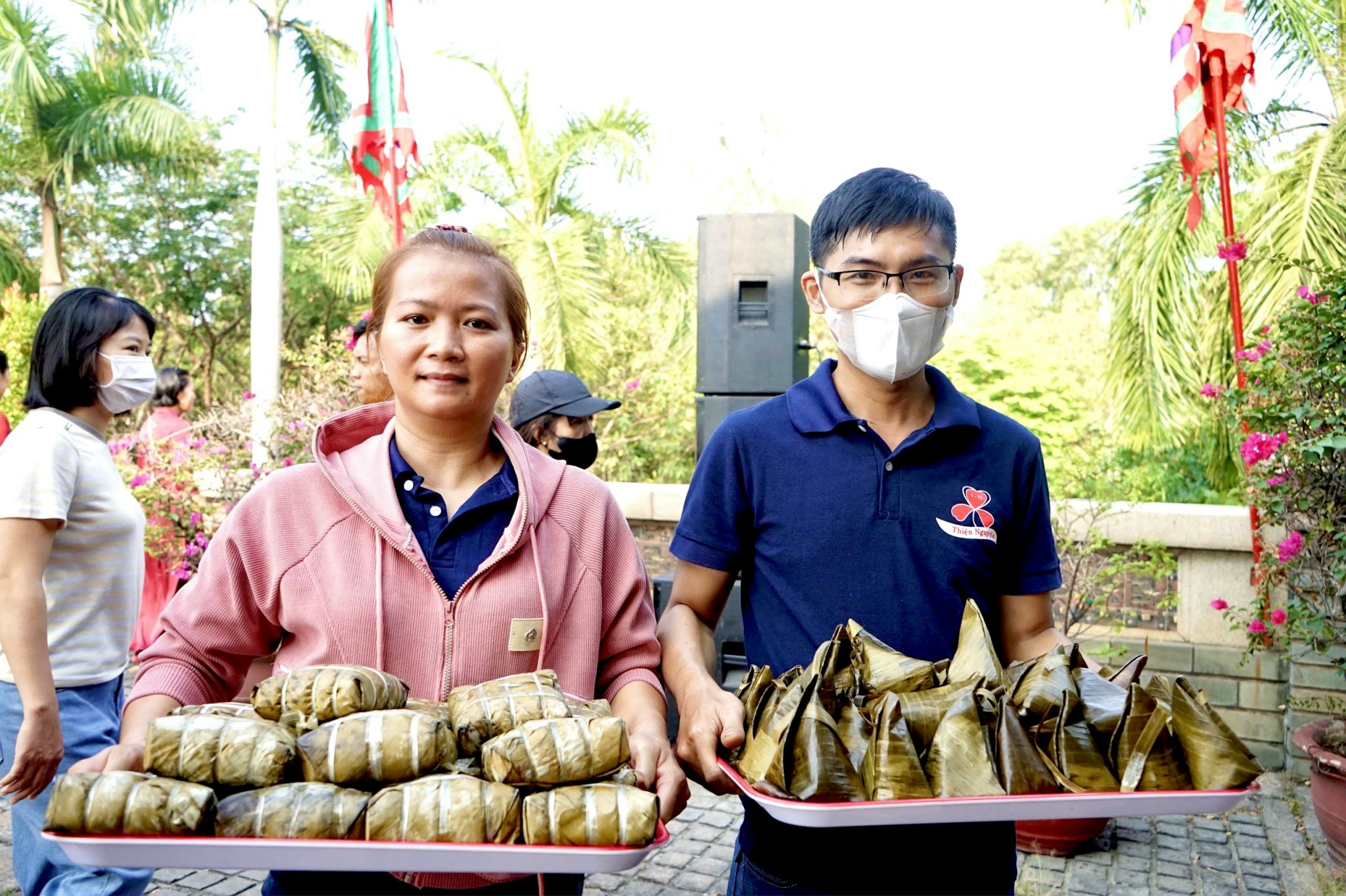 Hàng nghìn người dân và du khách đến dâng hương tại Đền Tưởng niệm các Vua Hùng ở TPHCM- Ảnh 10. Hàng nghìn người dân và du khách đến dâng hương tại Đền Tưởng niệm các Vua Hùng ở TPHCM- Ảnh 10.