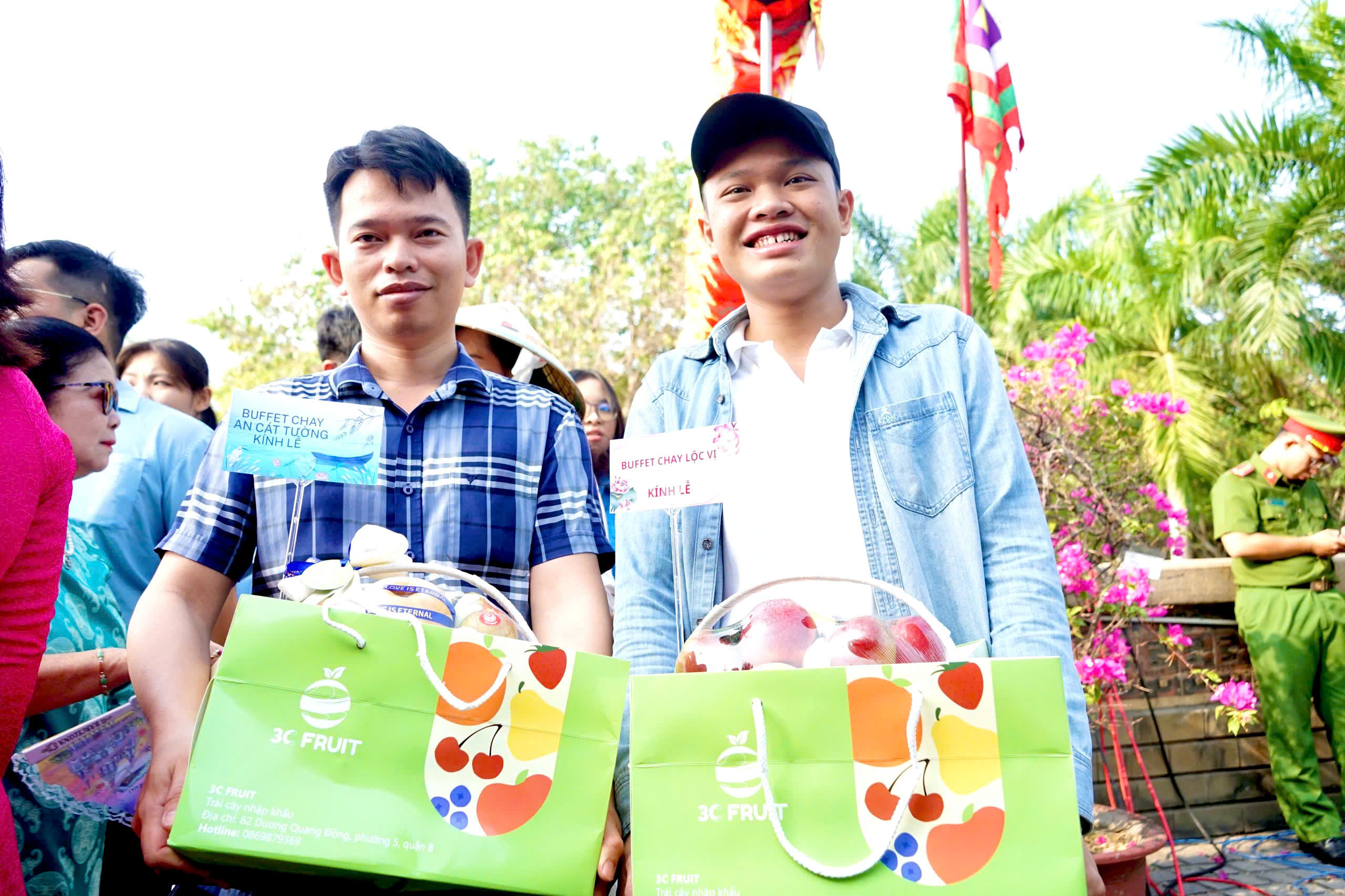 Hàng nghìn người dân và du khách đến dâng hương tại Đền Tưởng niệm các Vua Hùng ở TPHCM- Ảnh 9. Hàng nghìn người dân và du khách đến dâng hương tại Đền Tưởng niệm các Vua Hùng ở TPHCM- Ảnh 9.