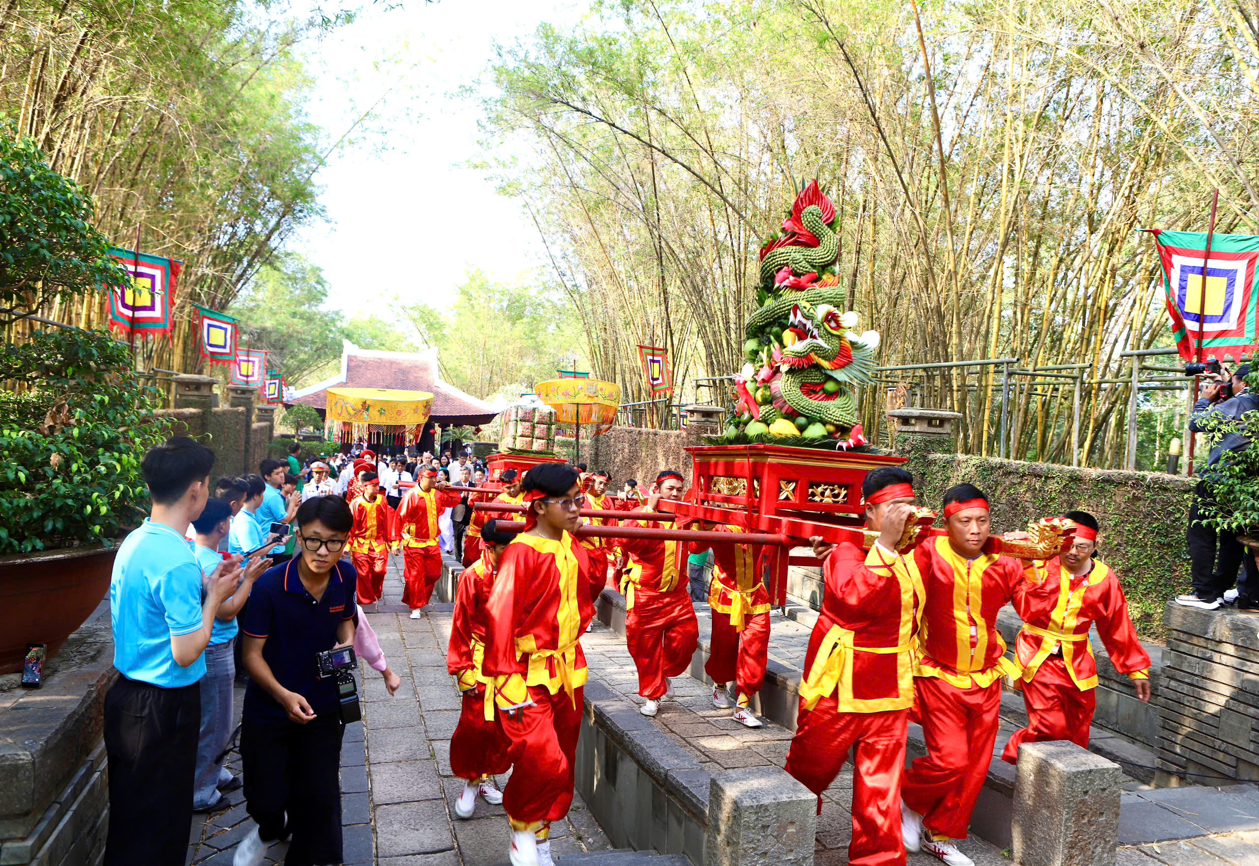 Hàng nghìn người dân và du khách đến dâng hương tại Đền Tưởng niệm các Vua Hùng ở TPHCM- Ảnh 4. Hàng nghìn người dân và du khách đến dâng hương tại Đền Tưởng niệm các Vua Hùng ở TPHCM- Ảnh 4.
