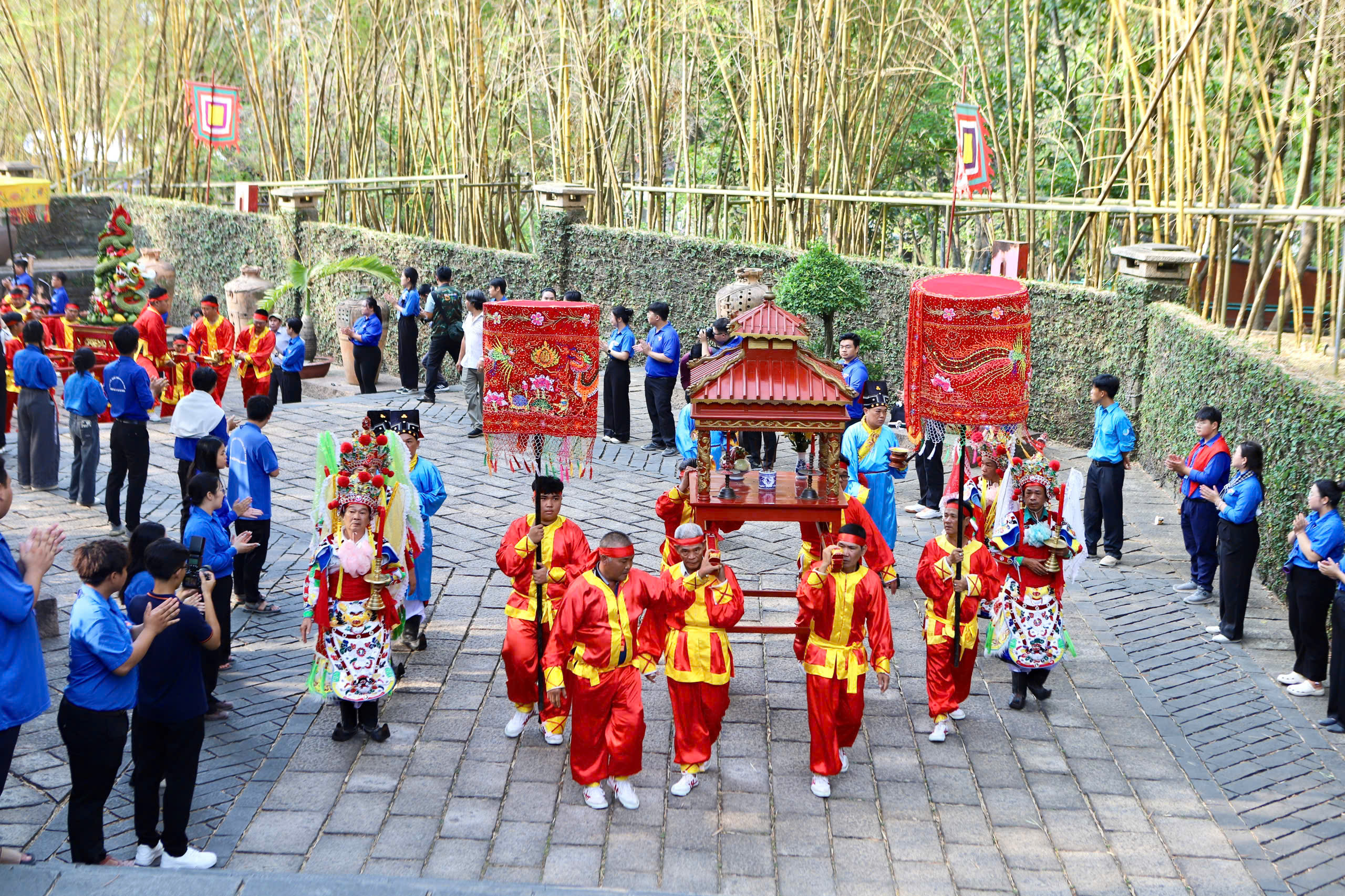 Hàng nghìn người dân và du khách đến dâng hương tại Đền Tưởng niệm các Vua Hùng ở TPHCM- Ảnh 3. Hàng nghìn người dân và du khách đến dâng hương tại Đền Tưởng niệm các Vua Hùng ở TPHCM- Ảnh 3.