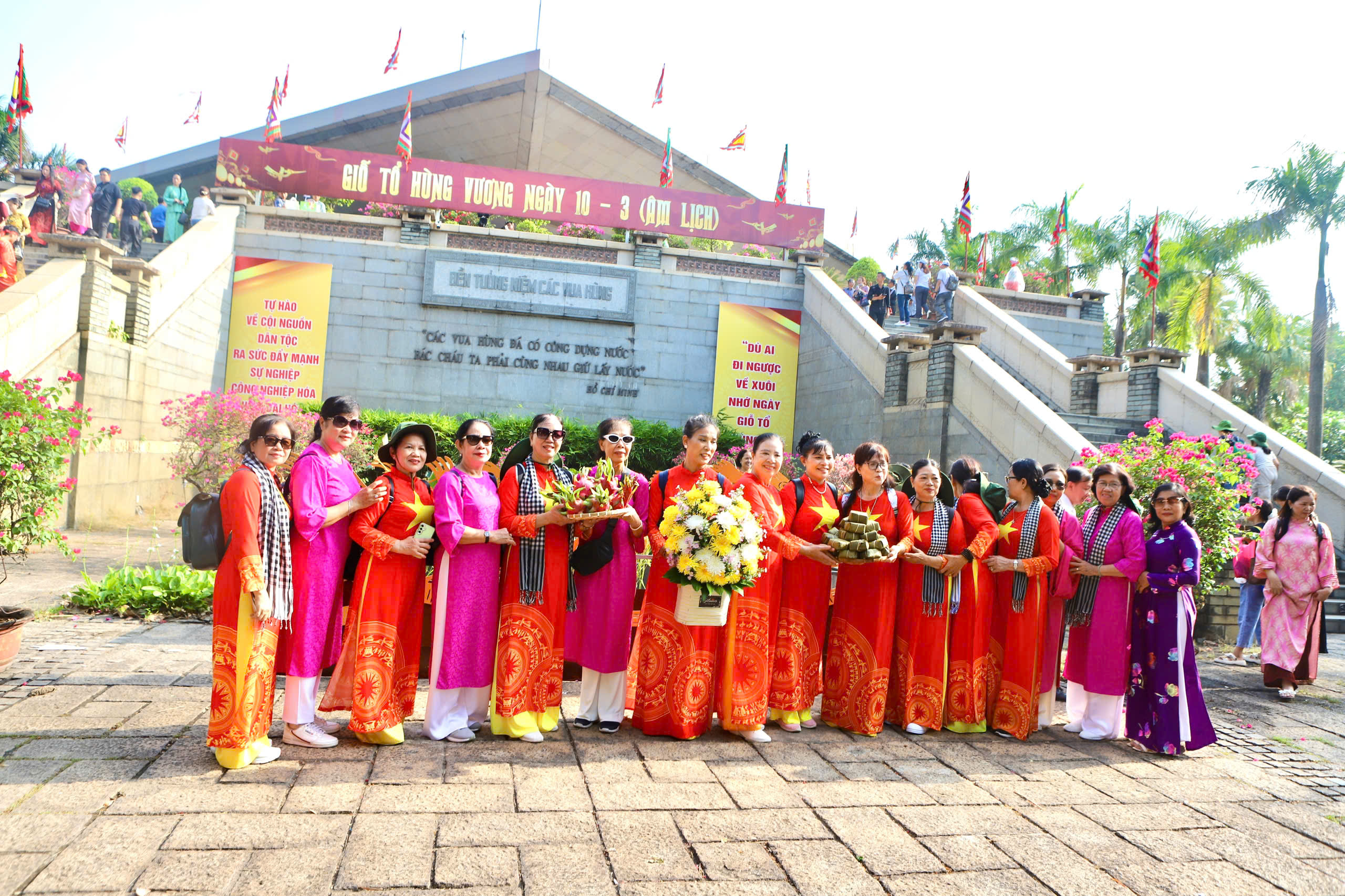 Hàng nghìn người dân và du khách đến dâng hương tại Đền Tưởng niệm các Vua Hùng ở TPHCM- Ảnh 8. Hàng nghìn người dân và du khách đến dâng hương tại Đền Tưởng niệm các Vua Hùng ở TPHCM- Ảnh 8.