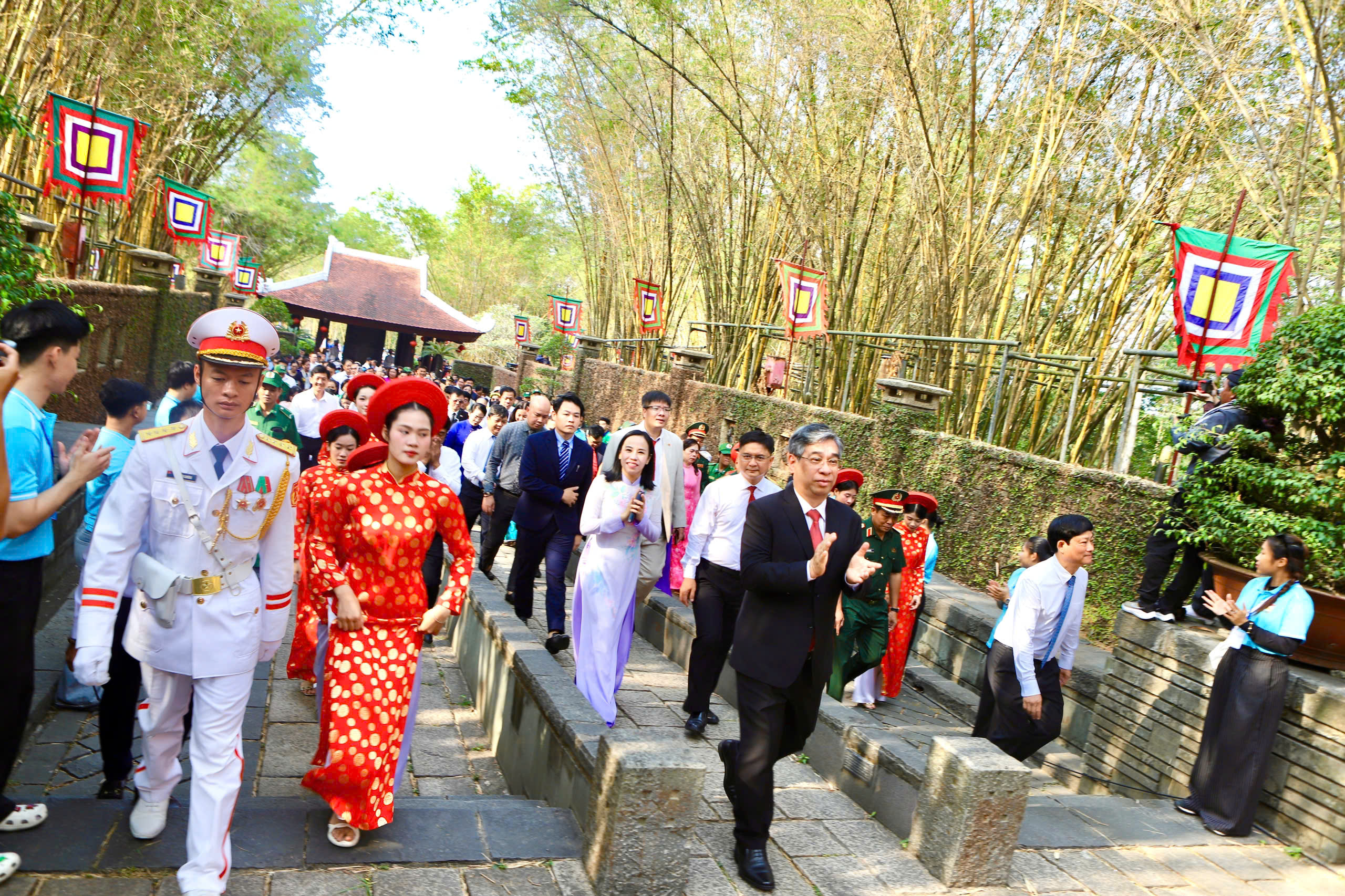 Hàng nghìn người dân và du khách đến dâng hương tại Đền Tưởng niệm các Vua Hùng ở TPHCM- Ảnh 1. Hàng nghìn người dân và du khách đến dâng hương tại Đền Tưởng niệm các Vua Hùng ở TPHCM- Ảnh 1.