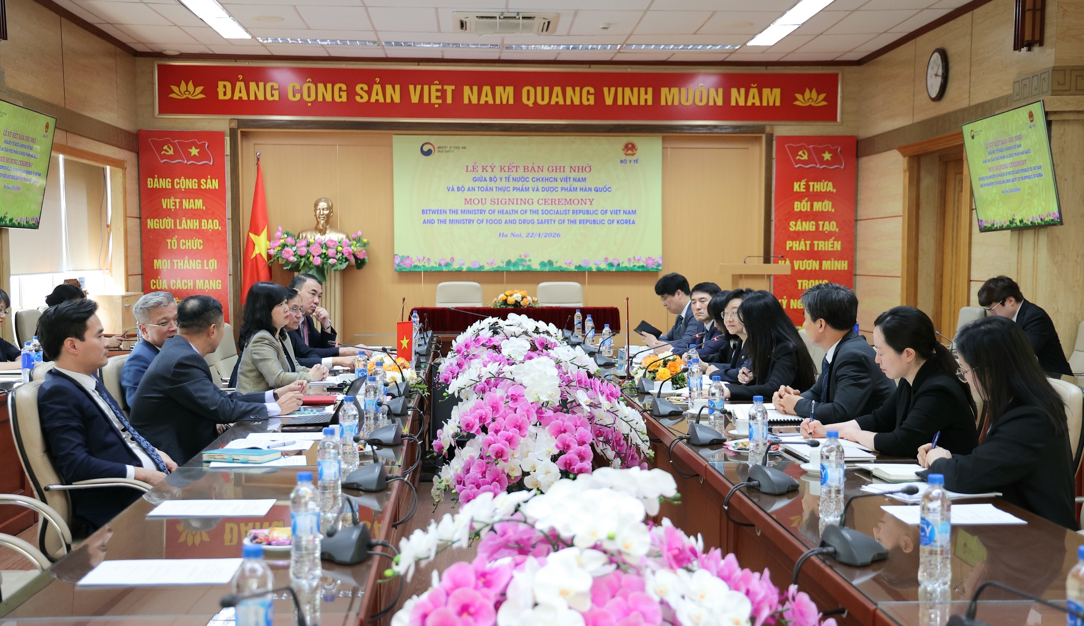 Việt Nam – Hàn Quốc ký kết hợp tác y tế: Mở rộng liên kết dược phẩm, an toàn thực phẩm và công nghệ cao- Ảnh 1. Việt Nam – Hàn Quốc ký kết hợp tác y tế: Mở rộng liên kết dược phẩm, an toàn thực phẩm và công nghệ cao- Ảnh 1.