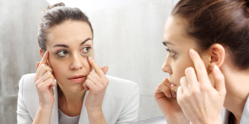 Vì sao chỉ bôi kem dưỡng mắt là chưa đủ để xóa quầng thâm và bọng mắt?- Ảnh 1.