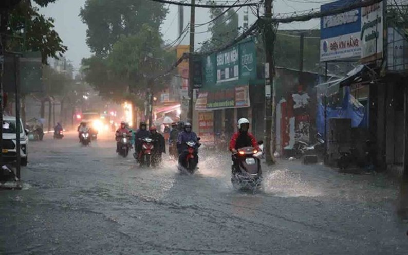 Miền Trung tiếp tục mưa dông, miền Bắc có nắng gián đoạn
