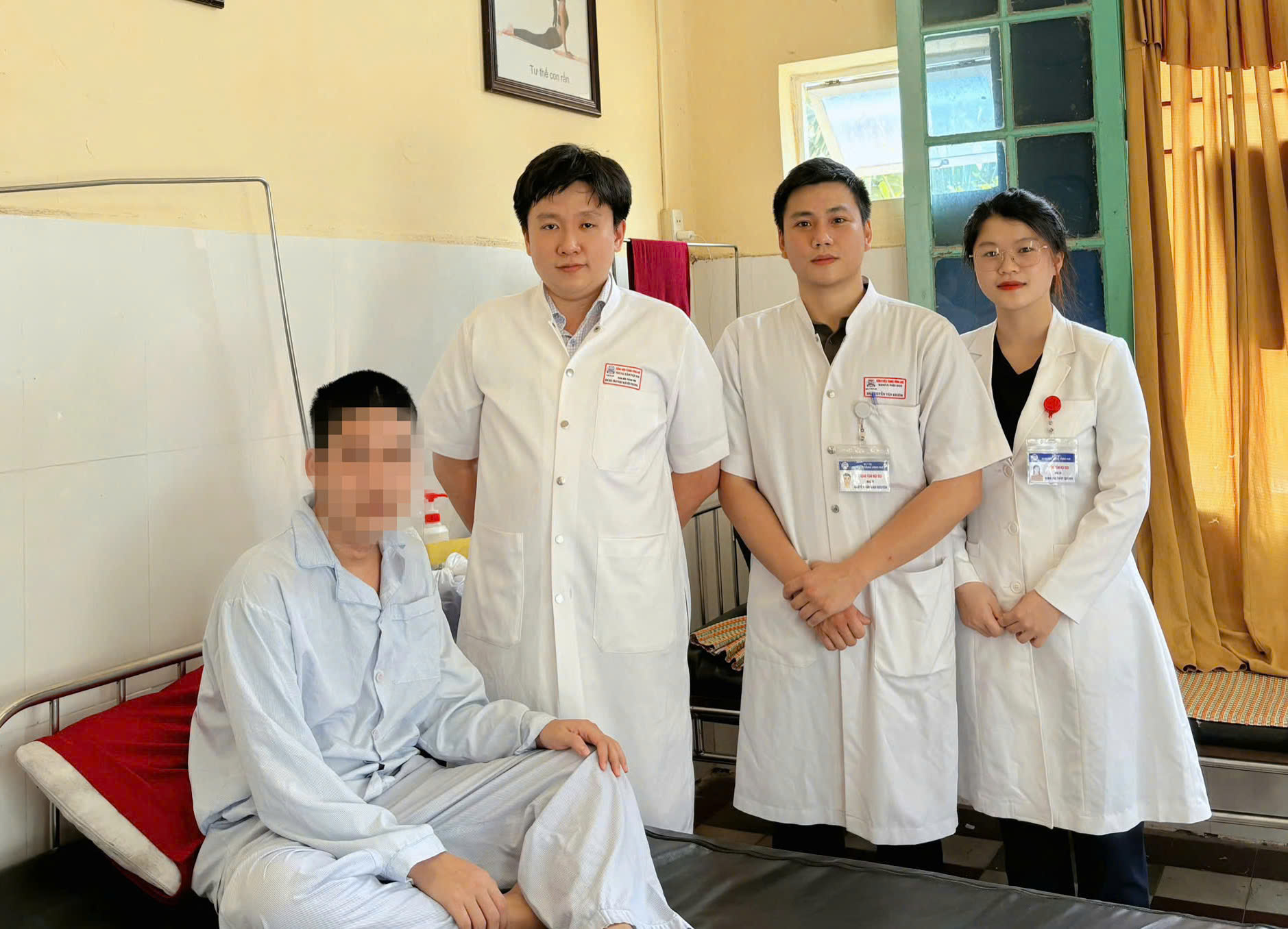 Nội soi gắp 3 bàn chải đánh răng trong bụng nam thanh niên- Ảnh 1. Nội soi gắp 3 bàn chải đánh răng trong bụng nam thanh niên- Ảnh 1.