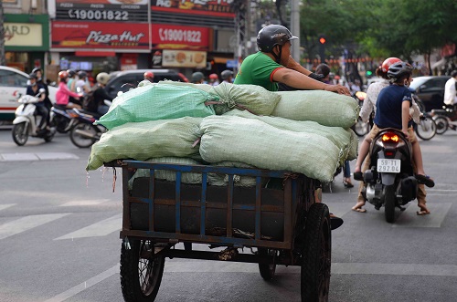 Đá viên, trà đá vỉa hè có thể là “ổ vi khuẩn” mùa du lịch- Ảnh 3.