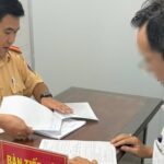 Phạt 7 triệu đồng tài xế lái ô tô trên vỉa hè ở TPHCM
