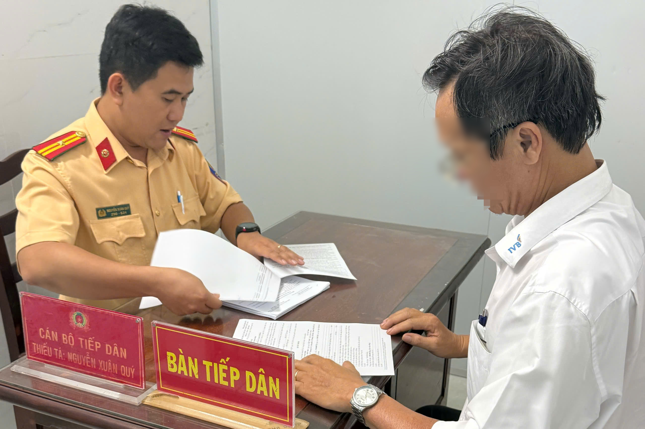 Phạt 7 triệu đồng tài xế lái ô tô trên vỉa hè ở TPHCM- Ảnh 2. Phạt 7 triệu đồng tài xế lái ô tô trên vỉa hè ở TPHCM- Ảnh 2.