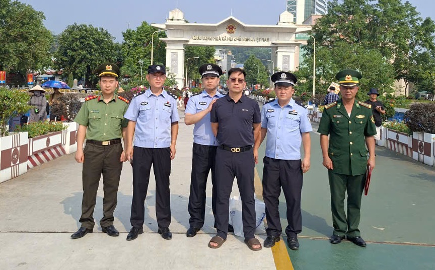 Bắt giữ đối tượng truy nã người Trung Quốc trốn sang Việt Nam- Ảnh 1. Bắt giữ đối tượng truy nã người Trung Quốc trốn sang Việt Nam- Ảnh 1.
