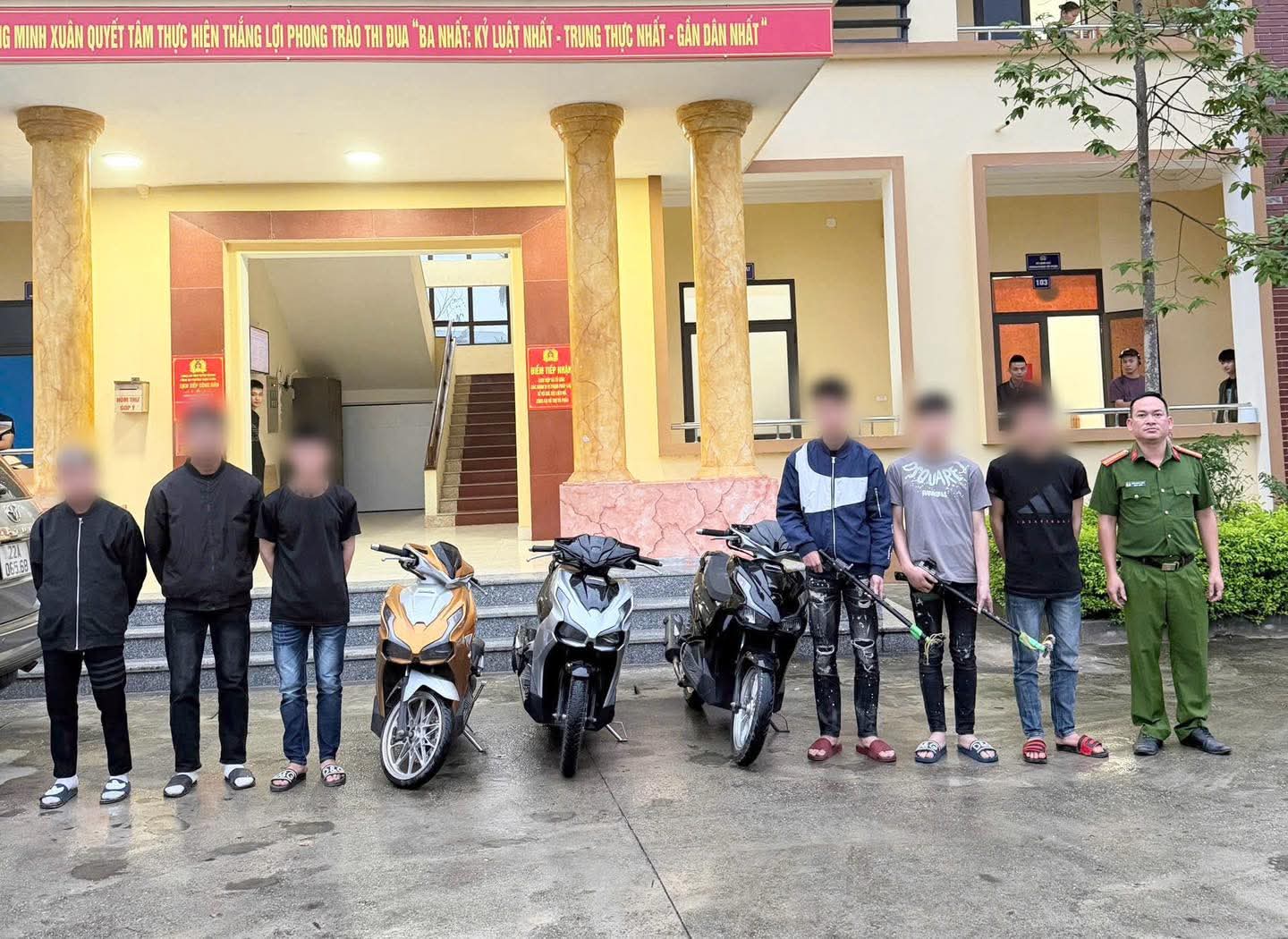 Nhóm thanh thiếu niên mang ná tụ tập gây rối ở Tuyên Quang - Ảnh 1. Nhóm thanh thiếu niên mang ná tụ tập gây rối ở Tuyên Quang - Ảnh 1.
