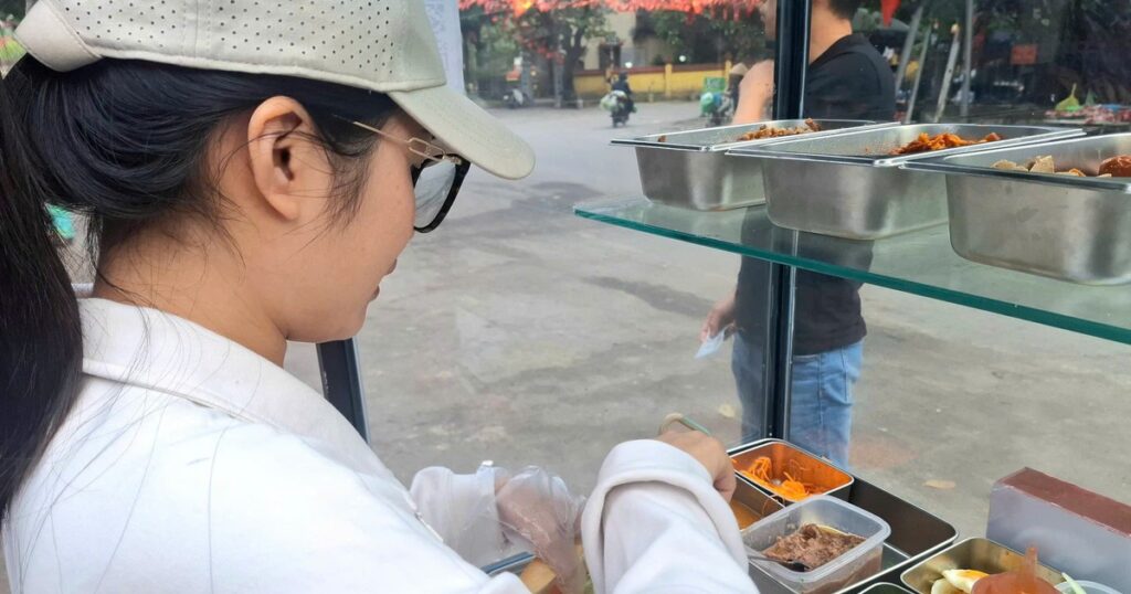 Đề xuất phạt tới 4 triệu đồng nếu để móng tay dài khi bán đồ ăn: Người bán lo lắng, người dân ủng hộ