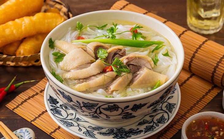 Một bát phở gà chứa bao nhiêu calo và 5 nhóm người cần thận trọng khi ăn