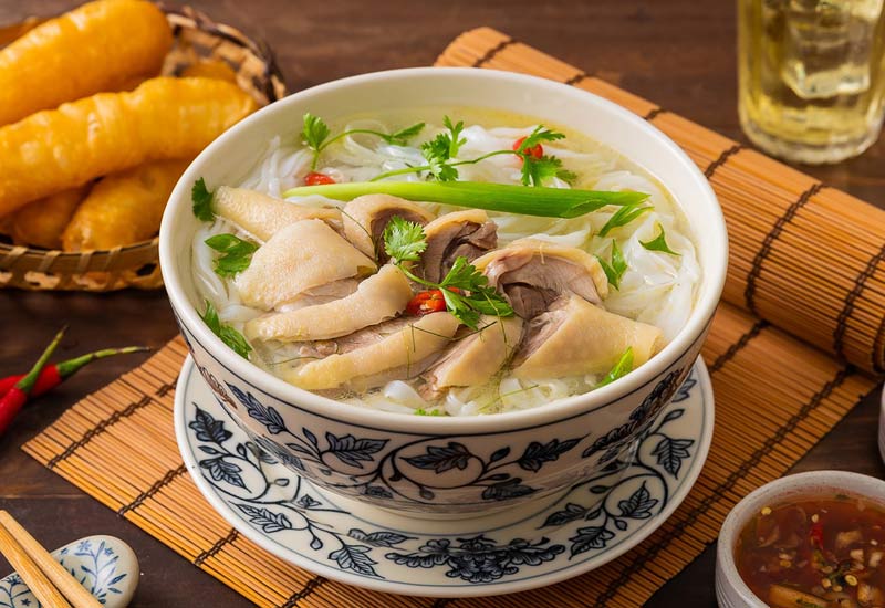 Một bát phở gà chứa bao nhiêu calo và 5 nhóm người cần thận trọng khi ăn- Ảnh 2. Một bát phở gà chứa bao nhiêu calo và 5 nhóm người cần thận trọng khi ăn- Ảnh 2.