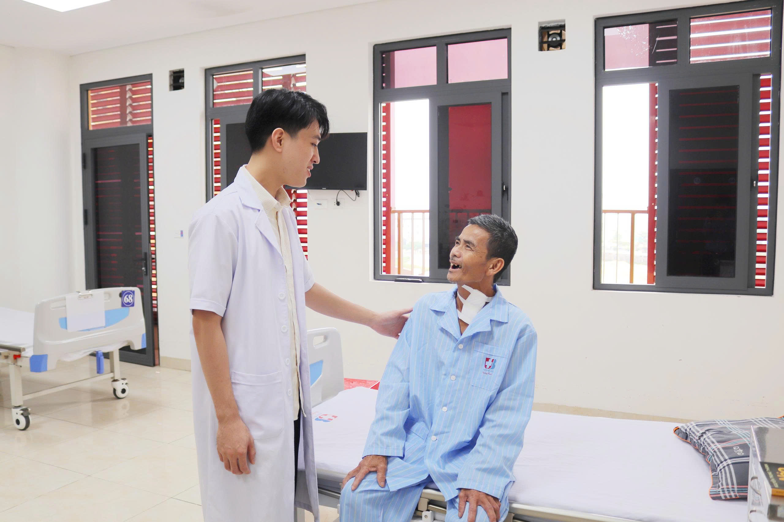 3-sau-phau-thuat-benh-nhan-hoi-phuc-on-dinh-1777450569171982350589-1 Phẫu thuật nội soi thành công cho bệnh nhân 64 tuổi cùng mắc hai loại ung thư khó- Ảnh 3.