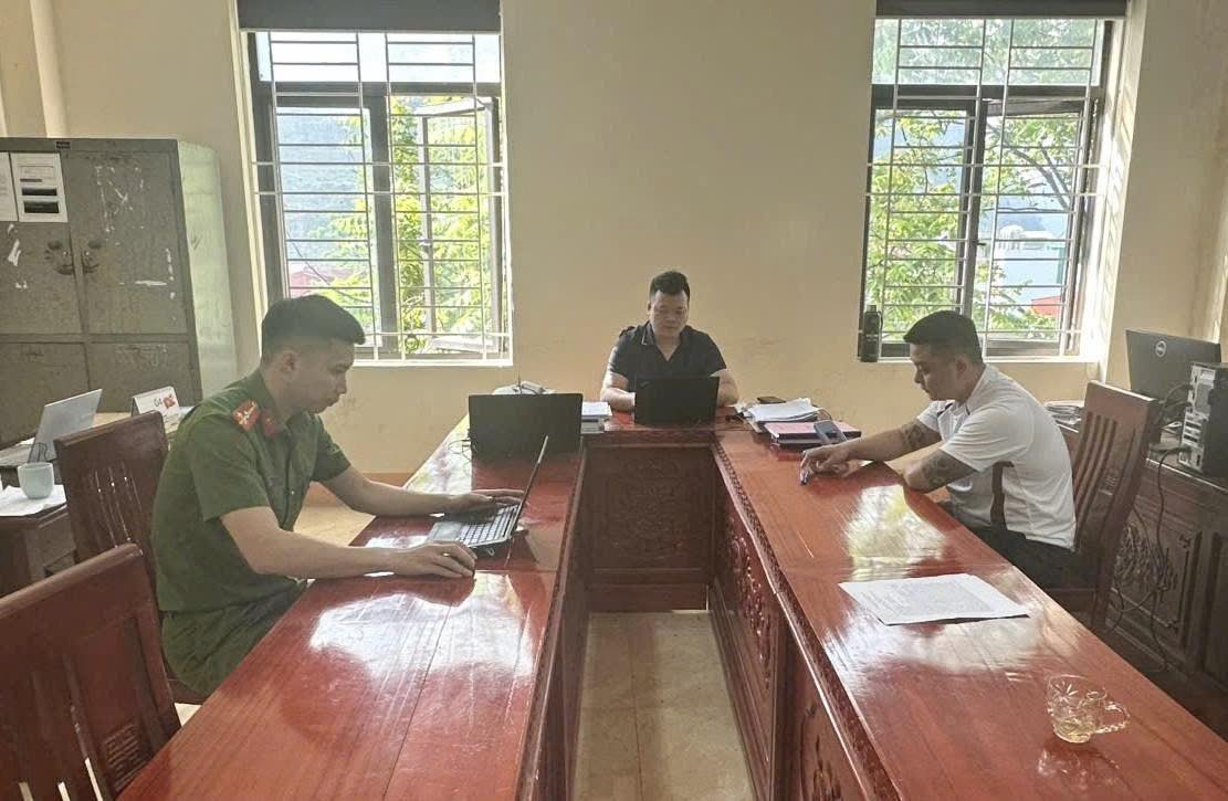 Mâu thuẫn trên mạng xã hội, nam thanh niên dùng đá tấn công khiến một người bị thương- Ảnh 1. Mâu thuẫn trên mạng xã hội, nam thanh niên dùng đá tấn công khiến một người bị thương- Ảnh 1.