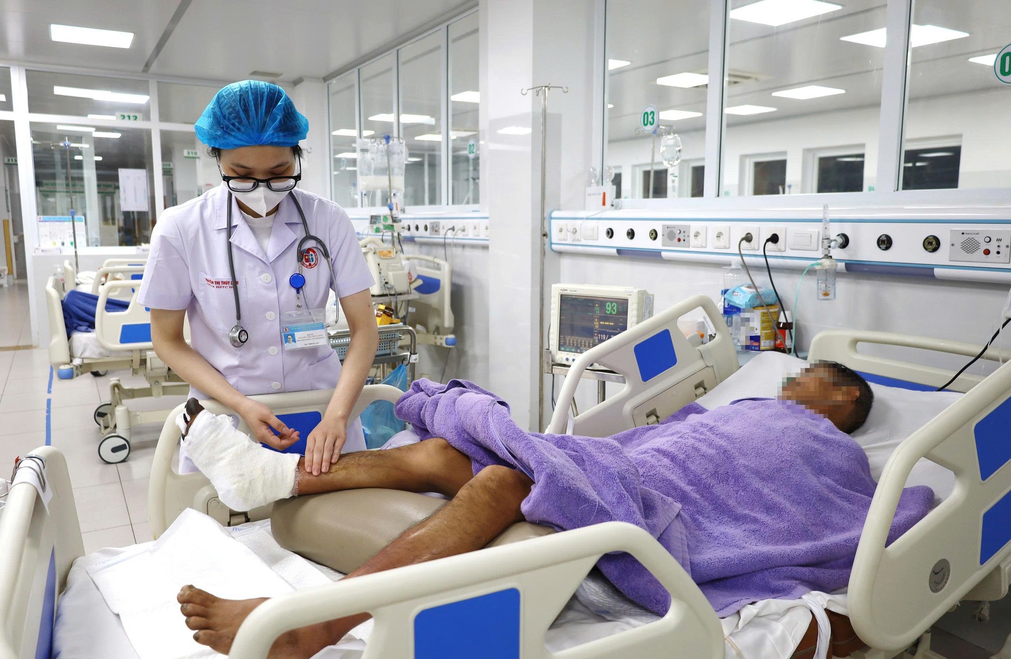 Tự ý bôi cao nóng vào vết xước, người đàn ông bị nhiễm trùng huyết nặng- Ảnh 1. Tự ý bôi cao nóng vào vết xước, người đàn ông bị nhiễm trùng huyết nặng- Ảnh 1.