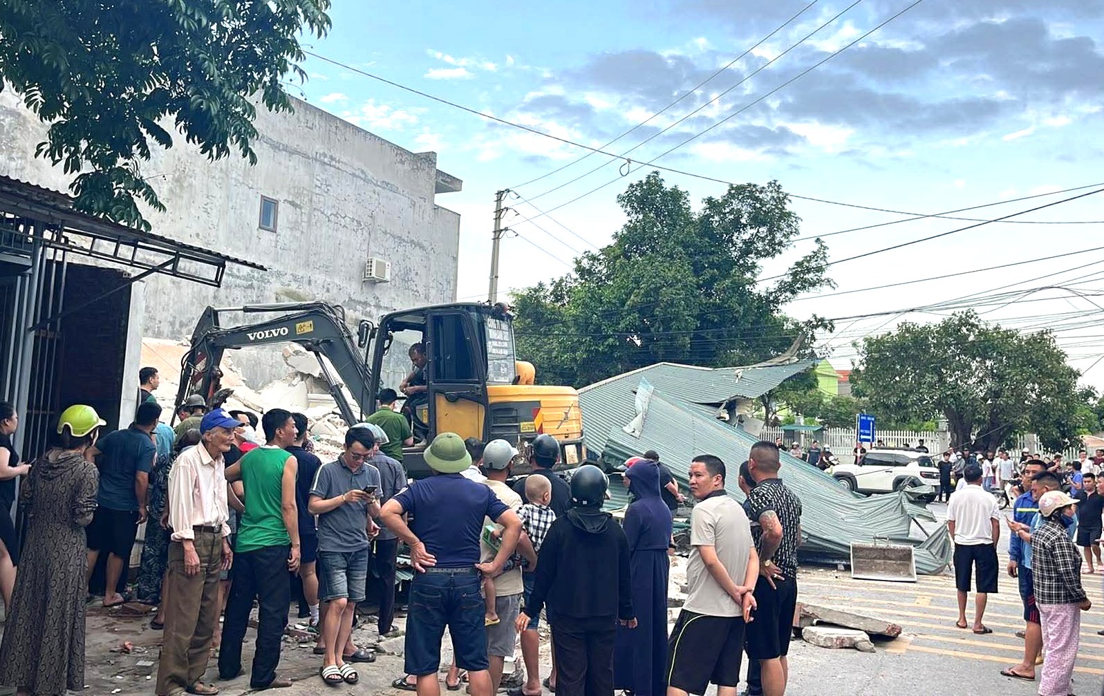 Căn nhà bất ngờ đổ sập khi đang sửa chữa, 3 nạn nhân bị vùi lấp- Ảnh 1. Căn nhà bất ngờ đổ sập khi đang sửa chữa, 3 nạn nhân bị vùi lấp- Ảnh 1.