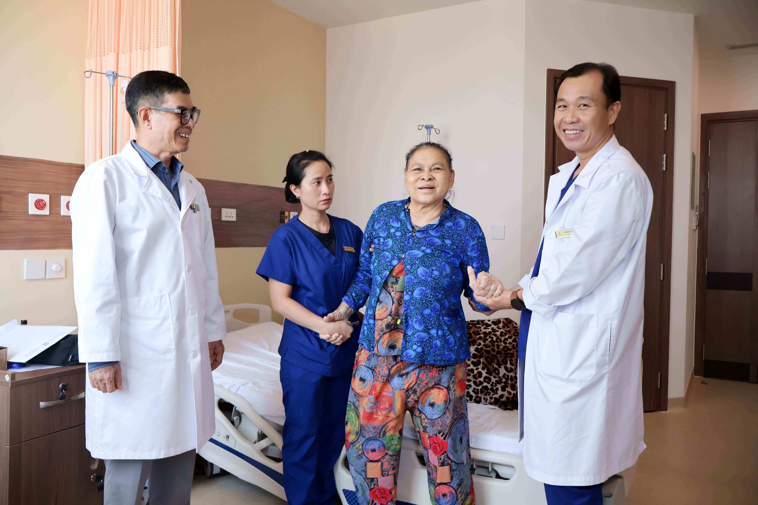 Vinmec thay khớp toàn phần cho bệnh nhân 78 tuổi bị hoại tử chỏm- Ảnh 2. Vinmec thay khớp toàn phần cho bệnh nhân 78 tuổi bị hoại tử chỏm- Ảnh 2.