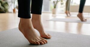 Hướng dẫn kỹ thuật nhón gót 5 phút tại nhà giúp đôi chân dẻo dai hơn đi bộ
