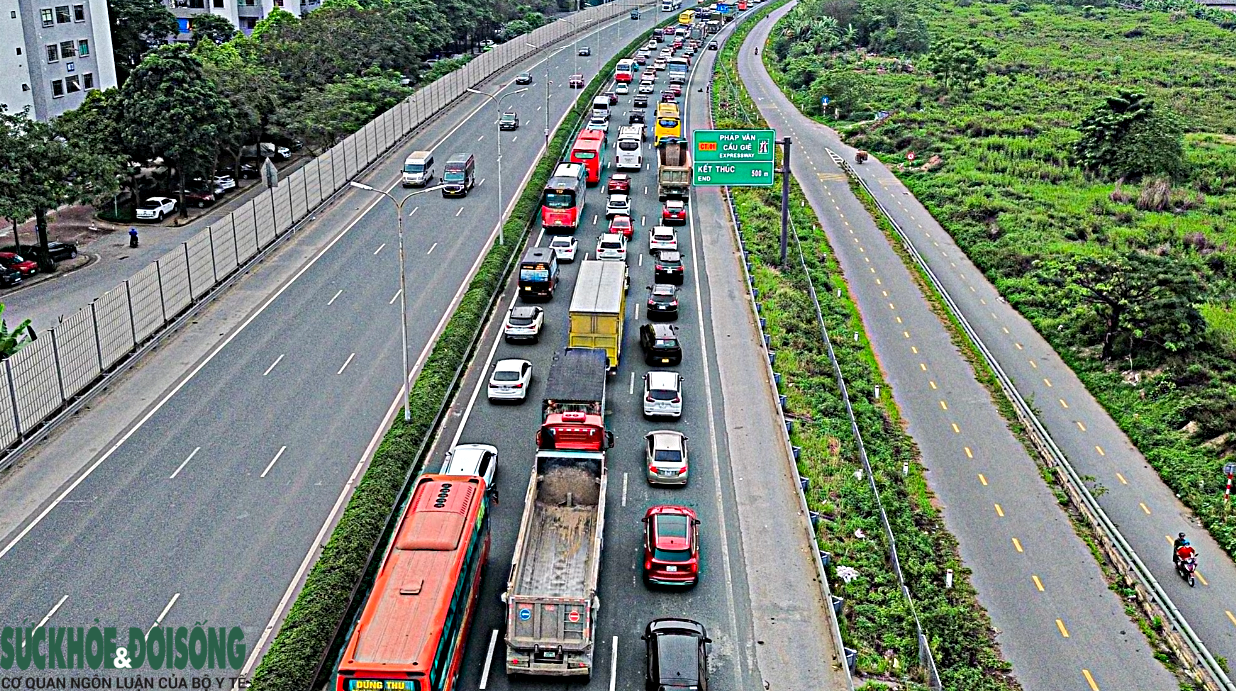 Kết thúc nghỉ lễ Giỗ Tổ Hùng Vương, cửa ngõ Hà Nội ken đặc phương tiện- Ảnh 2. Kết thúc nghỉ lễ Giỗ Tổ Hùng Vương, cửa ngõ Hà Nội ken đặc phương tiện- Ảnh 2.