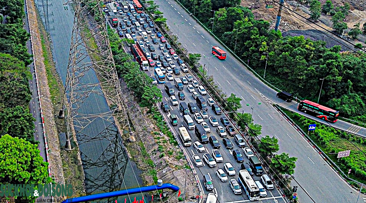 Kết thúc nghỉ lễ Giỗ Tổ Hùng Vương, cửa ngõ Hà Nội ken đặc phương tiện- Ảnh 3. Kết thúc nghỉ lễ Giỗ Tổ Hùng Vương, cửa ngõ Hà Nội ken đặc phương tiện- Ảnh 3.