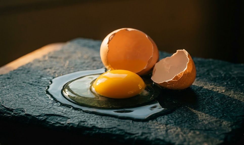 Nên dùng lòng trắng hay lòng đỏ trứng gà để làm đẹp da?- Ảnh 1.