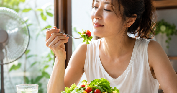 Nắng nóng kéo dài: 4 cách ăn uống giúp cơ thể dễ chịu hơn
