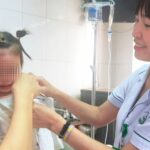 Bé gái 22 tháng tuổi bị chó cắn, nhập viện hoảng loạn, khuôn mặt nhiều vết thương