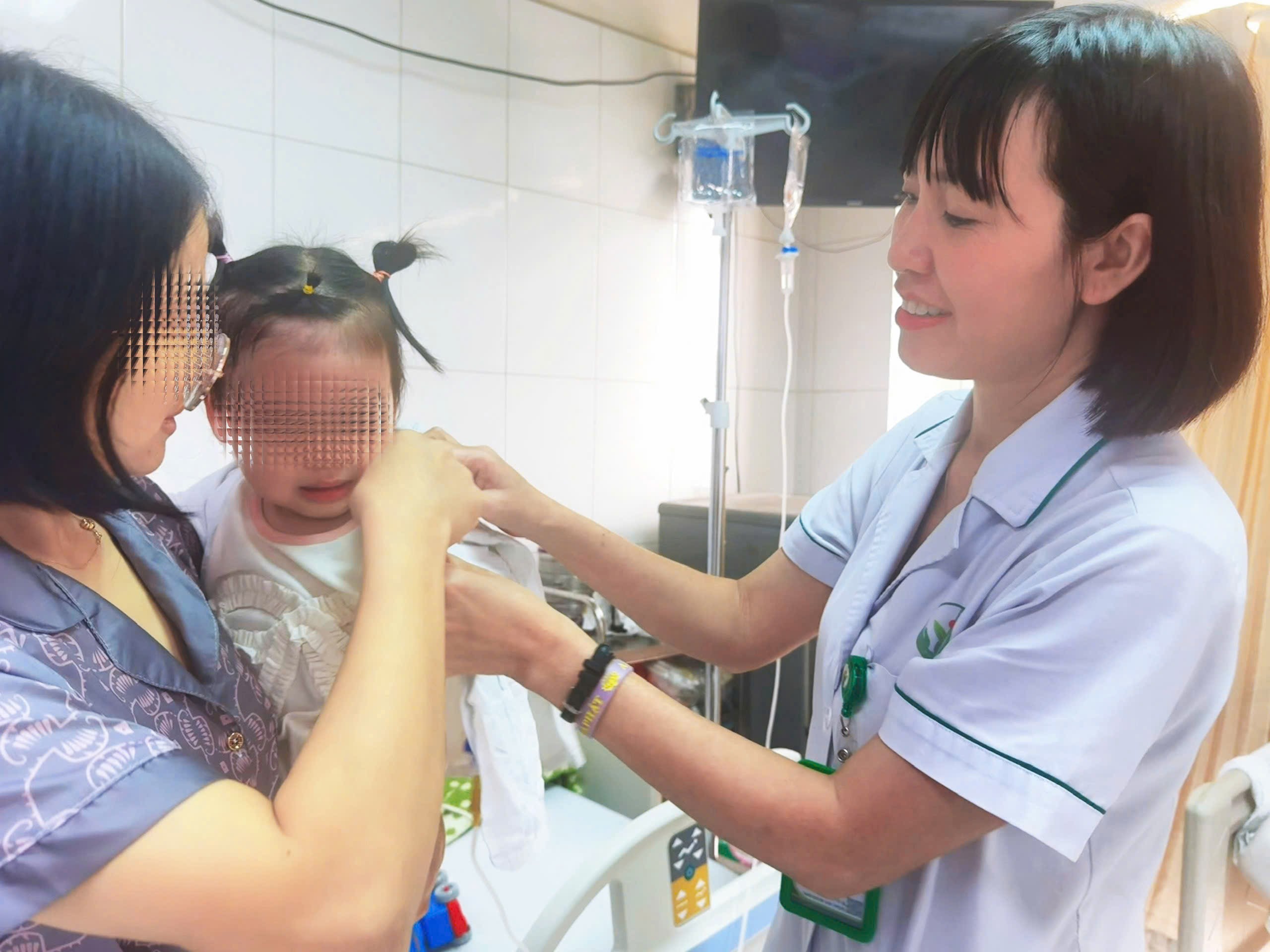 Bé gái 22 tháng tuổi bị chó cắn, nhập viện hoảng loạn, khuôn mặt nhiều vết thương
- Ảnh 2. Bé gái 22 tháng tuổi bị chó cắn, nhập viện hoảng loạn, khuôn mặt nhiều vết thương
- Ảnh 2.
