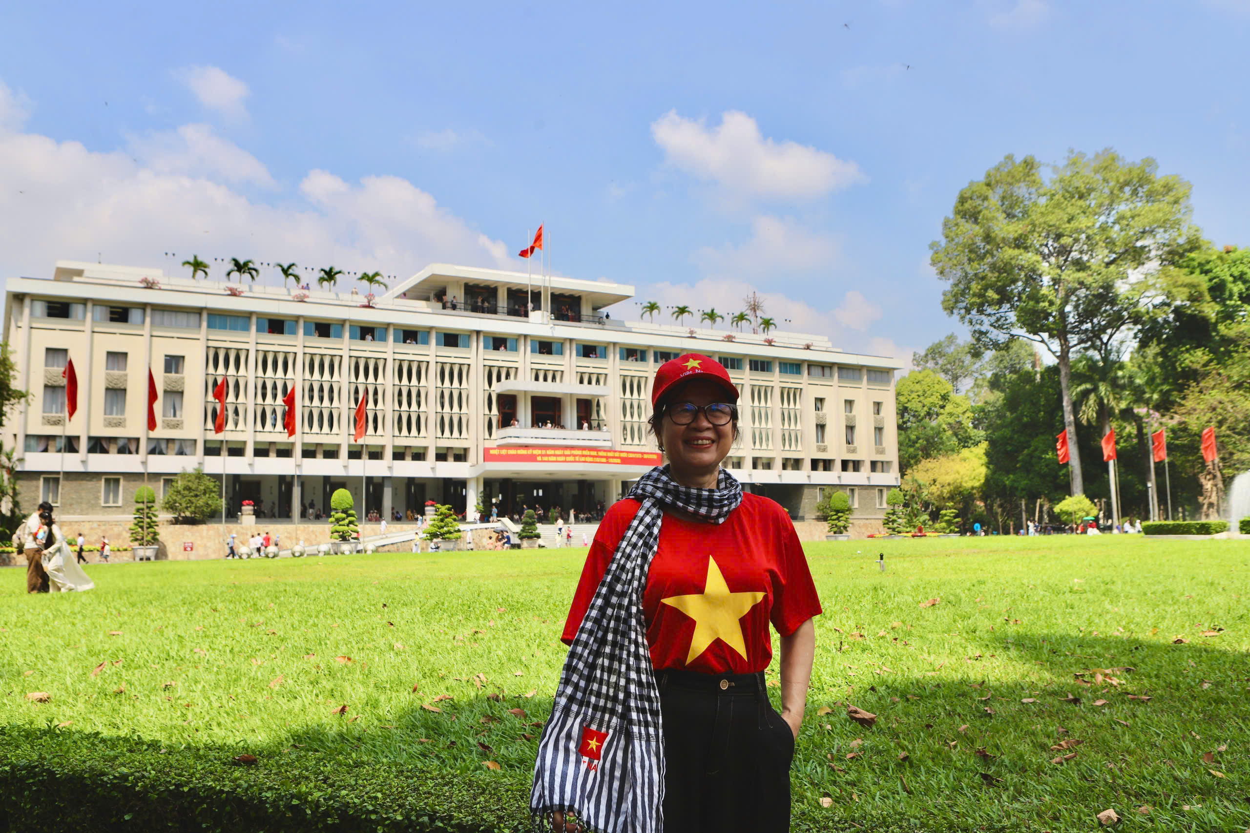 Người dân tấp nập mua vé tham quan, check-in Dinh Độc Lập dịp lễ 30/4- Ảnh 4. Người dân tấp nập mua vé tham quan, check-in Dinh Độc Lập dịp lễ 30/4- Ảnh 4.