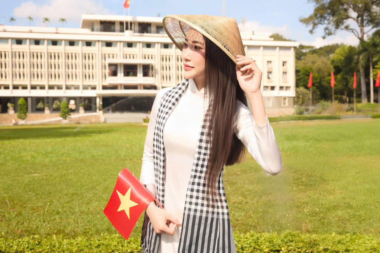 Người dân tấp nập mua vé tham quan, check-in Dinh Độc Lập dịp lễ 30/4- Ảnh 10. Người dân tấp nập mua vé tham quan, check-in Dinh Độc Lập dịp lễ 30/4- Ảnh 10.