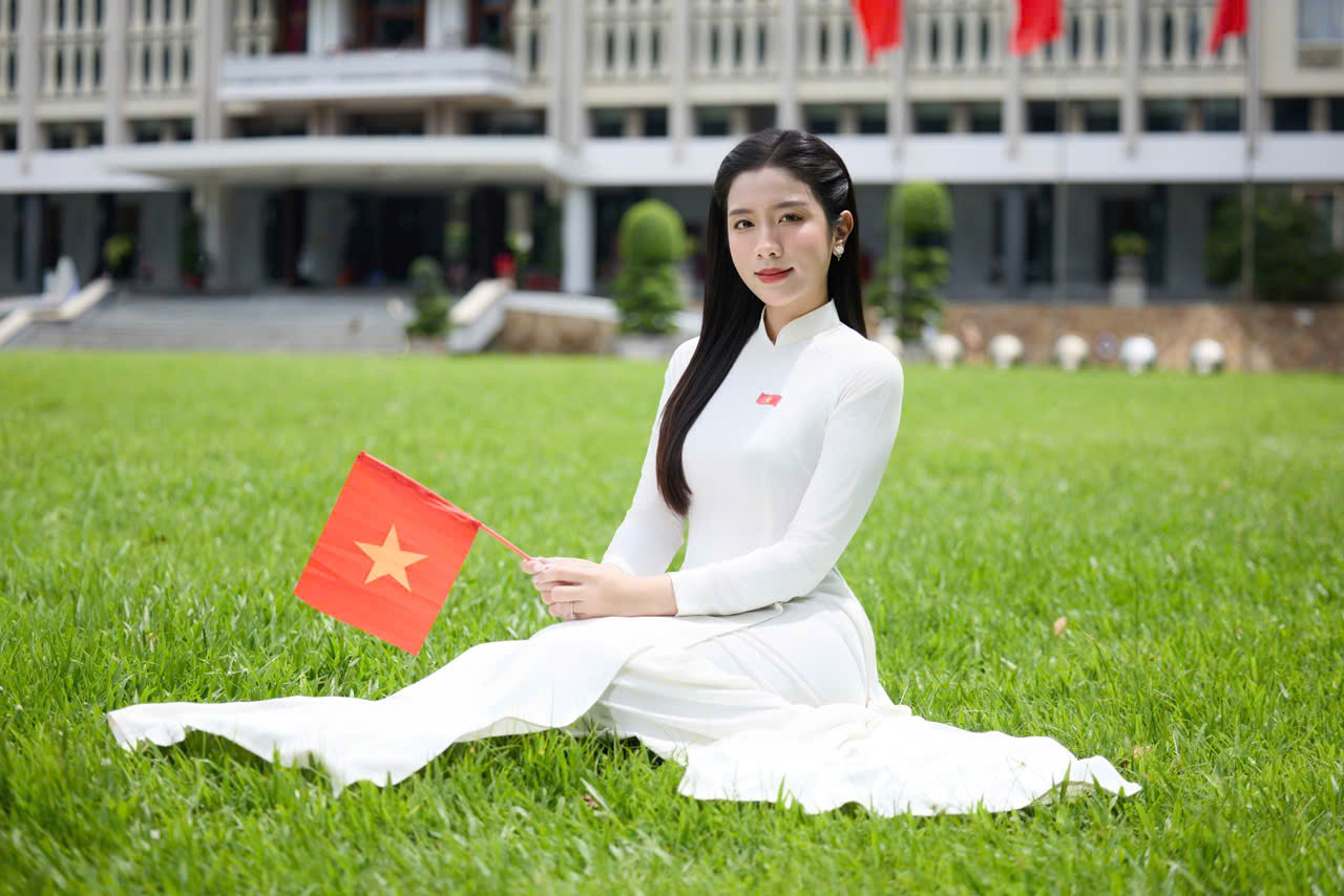 Người dân tấp nập mua vé tham quan, check-in Dinh Độc Lập dịp lễ 30/4- Ảnh 9. Người dân tấp nập mua vé tham quan, check-in Dinh Độc Lập dịp lễ 30/4- Ảnh 9.