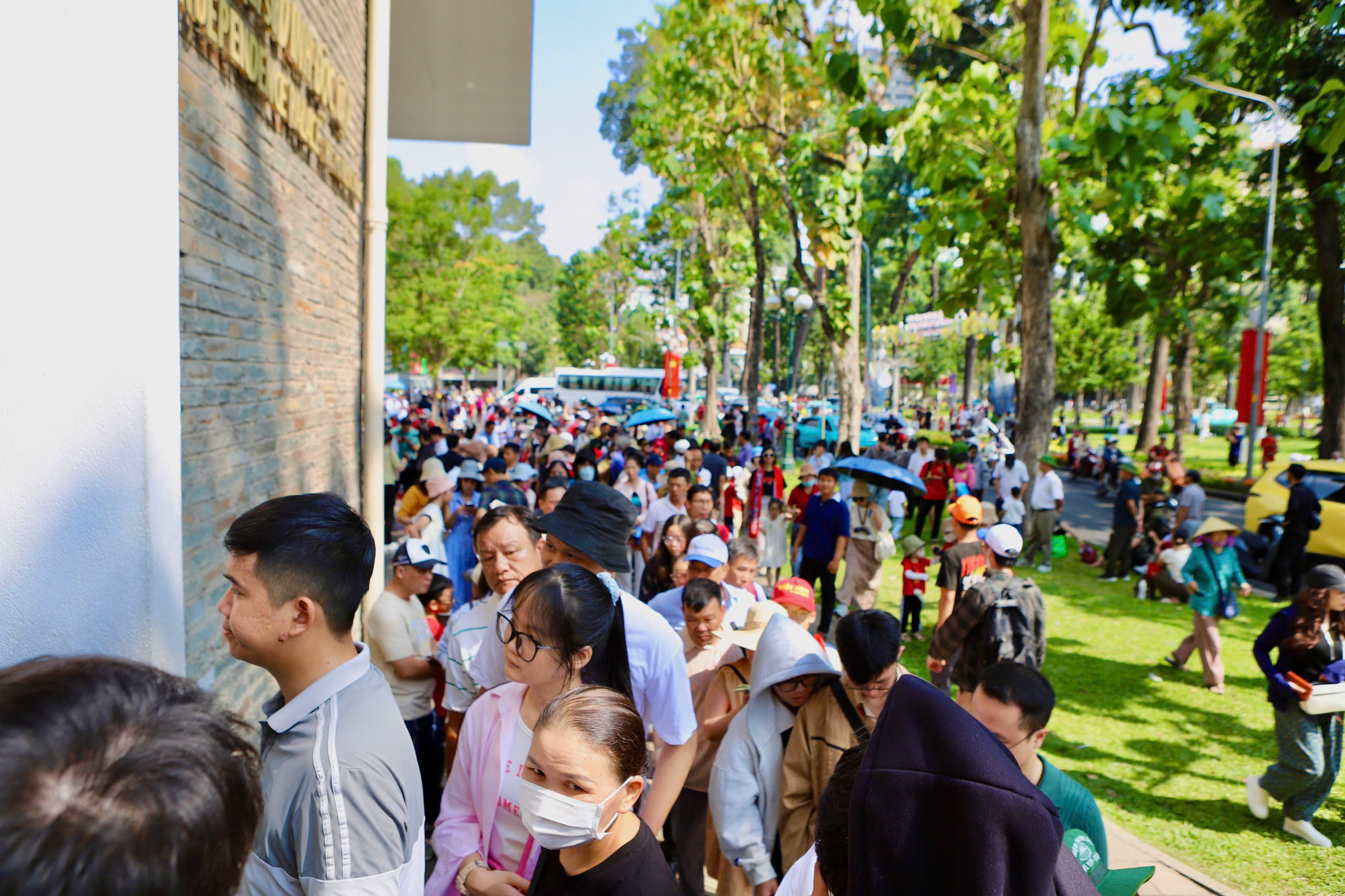 Người dân tấp nập mua vé tham quan, check-in Dinh Độc Lập dịp lễ 30/4- Ảnh 2. Người dân tấp nập mua vé tham quan, check-in Dinh Độc Lập dịp lễ 30/4- Ảnh 2.