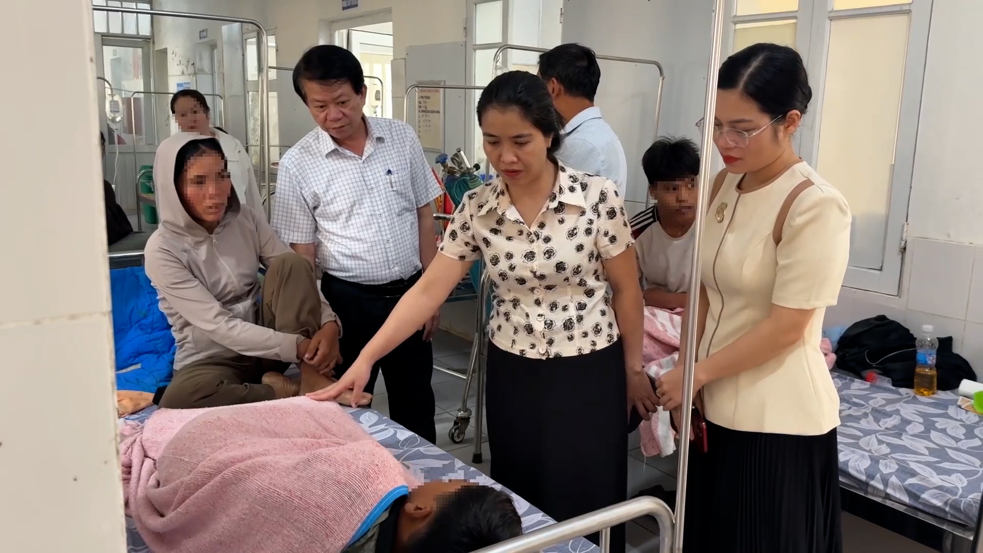 Thông tin mới vụ nghi ngộ độc sau khi ăn bánh mì khiến hàng chục người nhập viện - Ảnh 1. Thông tin mới vụ nghi ngộ độc sau khi ăn bánh mì khiến hàng chục người nhập viện - Ảnh 1.