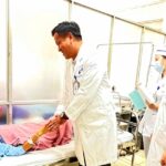 Người đàn ông suýt mất chân vì máy cắt rạ, làm gì để giữ cơ hội phục hồi chi thể?