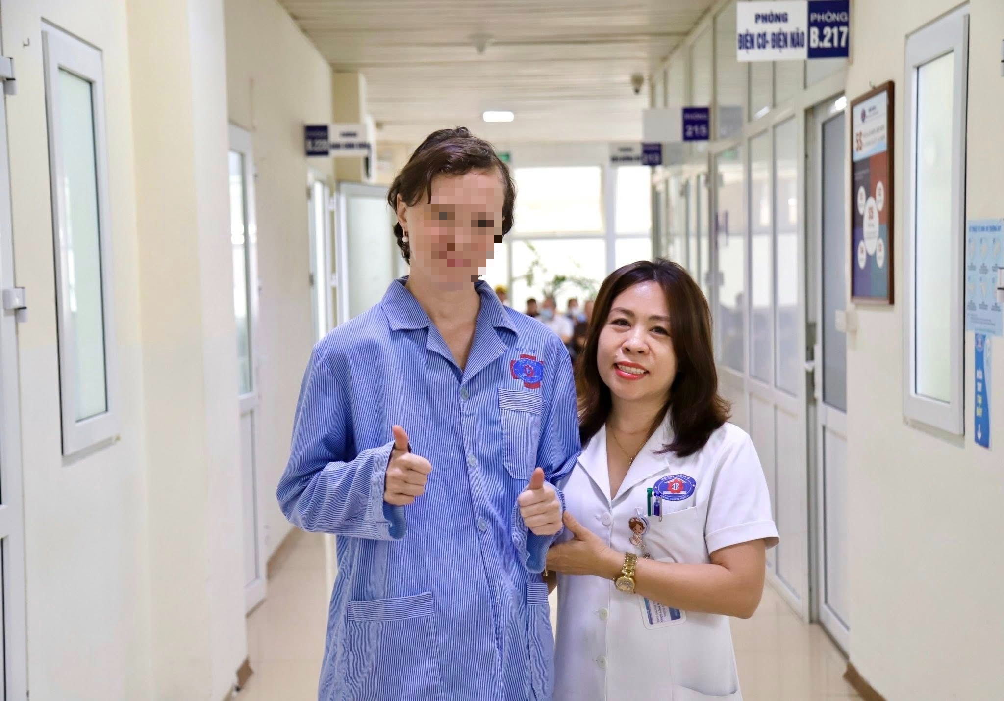 Từ nguy cơ liệt nửa cơ thể, nữ bệnh nhân người Nga tự đi lại sau ca mổ u não tại Việt Nam- Ảnh 3. Từ nguy cơ liệt nửa cơ thể, nữ bệnh nhân người Nga tự đi lại sau ca mổ u não tại Việt Nam- Ảnh 3.