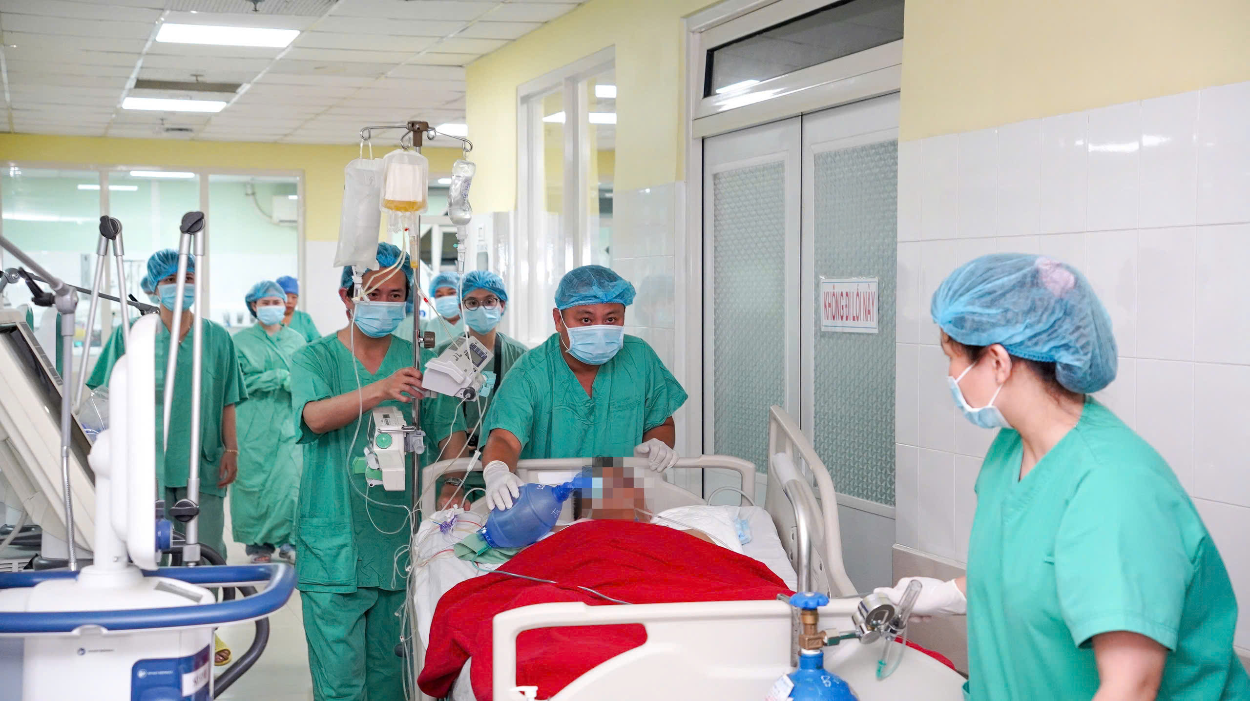 hon-200-can-bo-y-te-xuyen-dem-ghep-tang-hoi-sinh-6-cuoc-doi03-17774330977241459828845-1 Gần 200 cán bộ y tế xuyên đêm ghép tạng, nối tiếp sự sống cho 6 bệnh nhân- Ảnh 3.