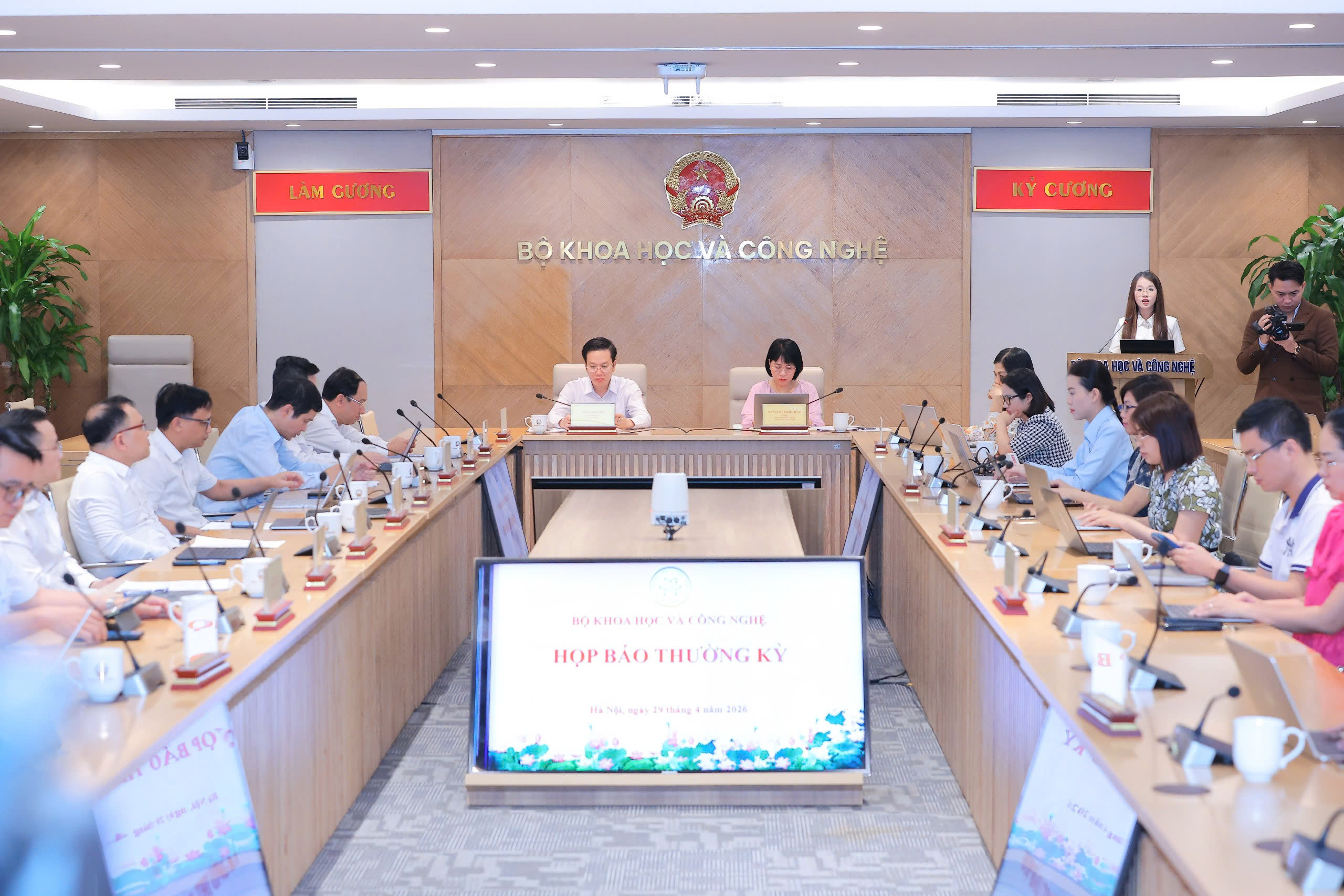 Hạ tầng số và công nghiệp công nghệ số tiếp tục tăng trưởng mạnh- Ảnh 1. Hạ tầng số và công nghiệp công nghệ số tiếp tục tăng trưởng mạnh- Ảnh 1.