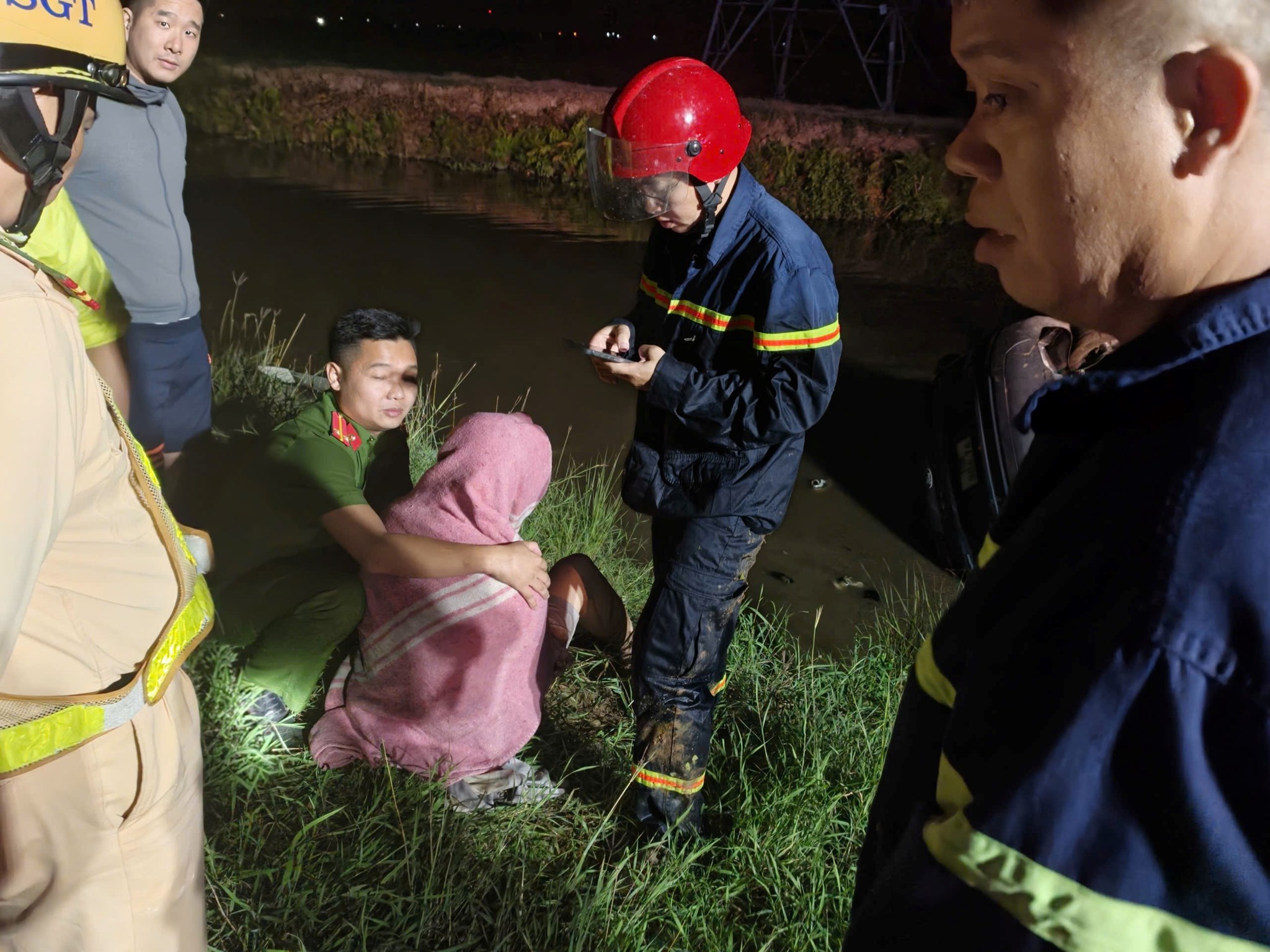 Ô tô lao xuống mương nước trong đêm, tài xế bị mắc kẹt- Ảnh 2. Ô tô lao xuống mương nước trong đêm, tài xế bị mắc kẹt- Ảnh 2.
