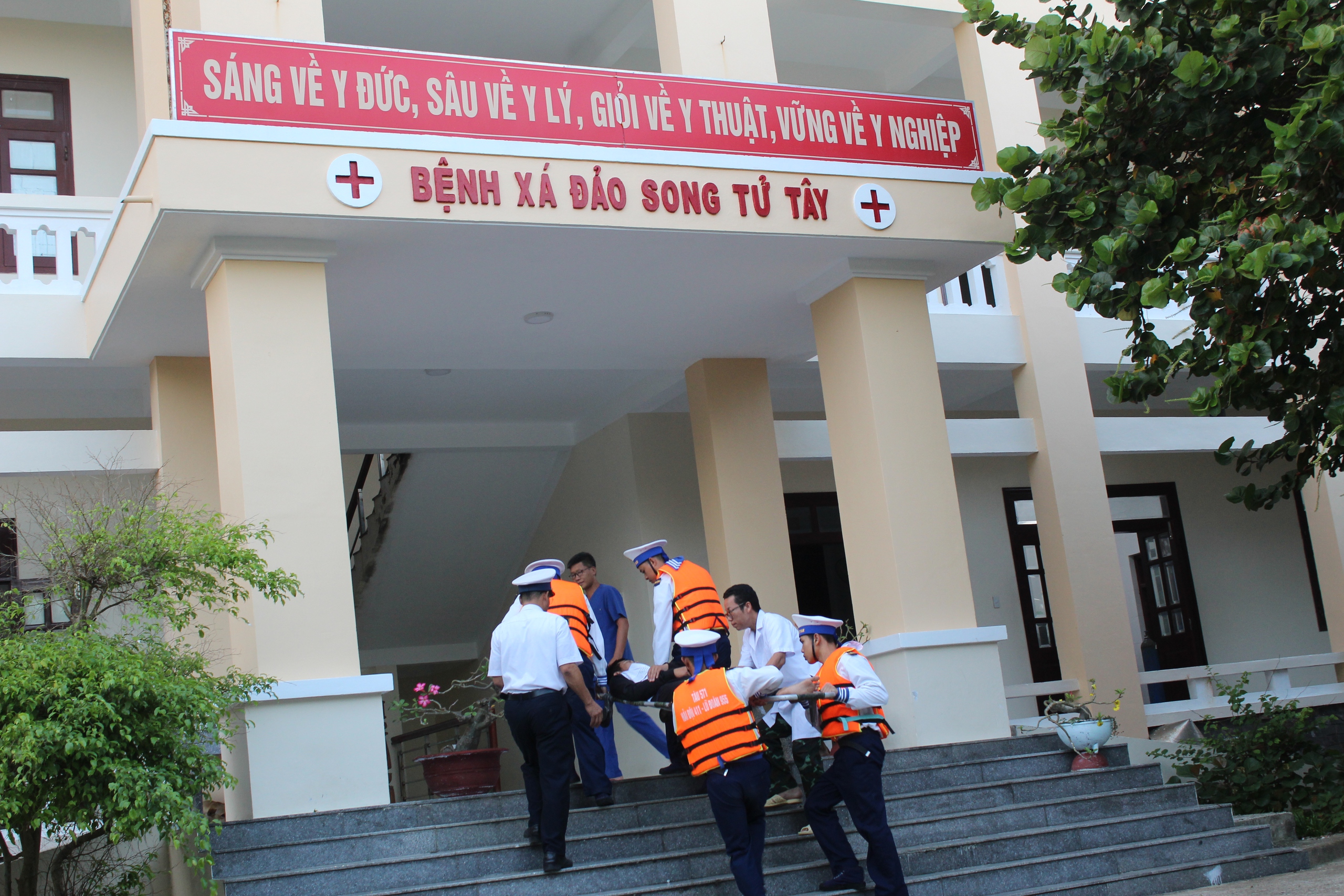 ngu-1-17775118385111341856662-1 Quân y đảo Song Tử Tây chạy đua cứu hai ngư dân Lâm Đồng bị giảm áp nặng do lặn sâu- Ảnh 1.
