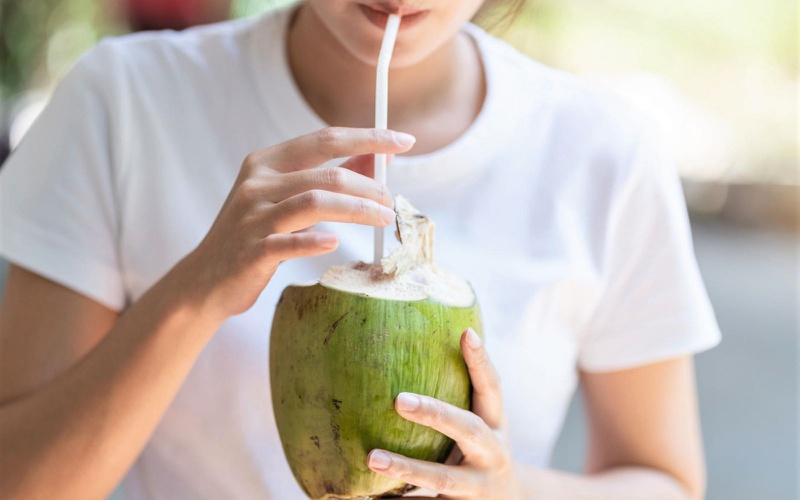Lợi ích bất ngờ khi uống nước nóng vào 4 thời điểm này trong ngày- Ảnh 2. 3 thời điểm uống nước dừa tốt nhất cho sức khỏe