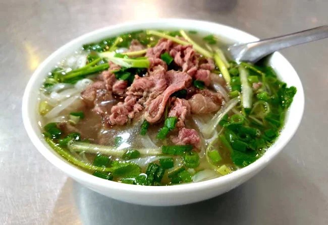 Lợi ích khi ăn phở bò tái, cách ăn tốt và an toàn cho sức khỏe- Ảnh 2. Lợi ích khi ăn phở bò tái, cách ăn tốt và an toàn cho sức khỏe- Ảnh 2.