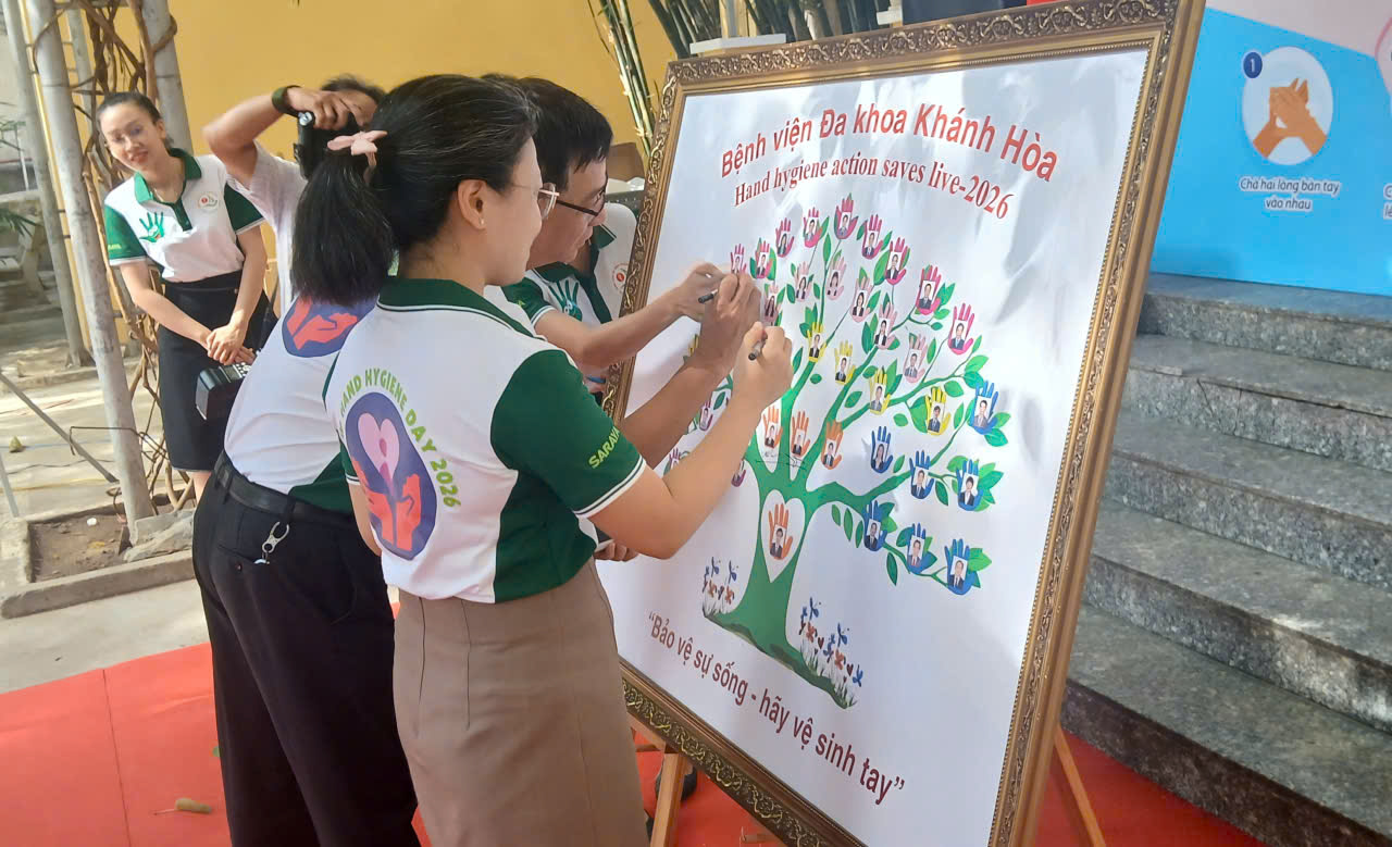 Nhân viên y tế sôi nổi trổ tài tại hội thi Vệ sinh tay ở Khánh Hòa- Ảnh 6. Nhân viên y tế sôi nổi trổ tài tại hội thi Vệ sinh tay ở Khánh Hòa- Ảnh 6.