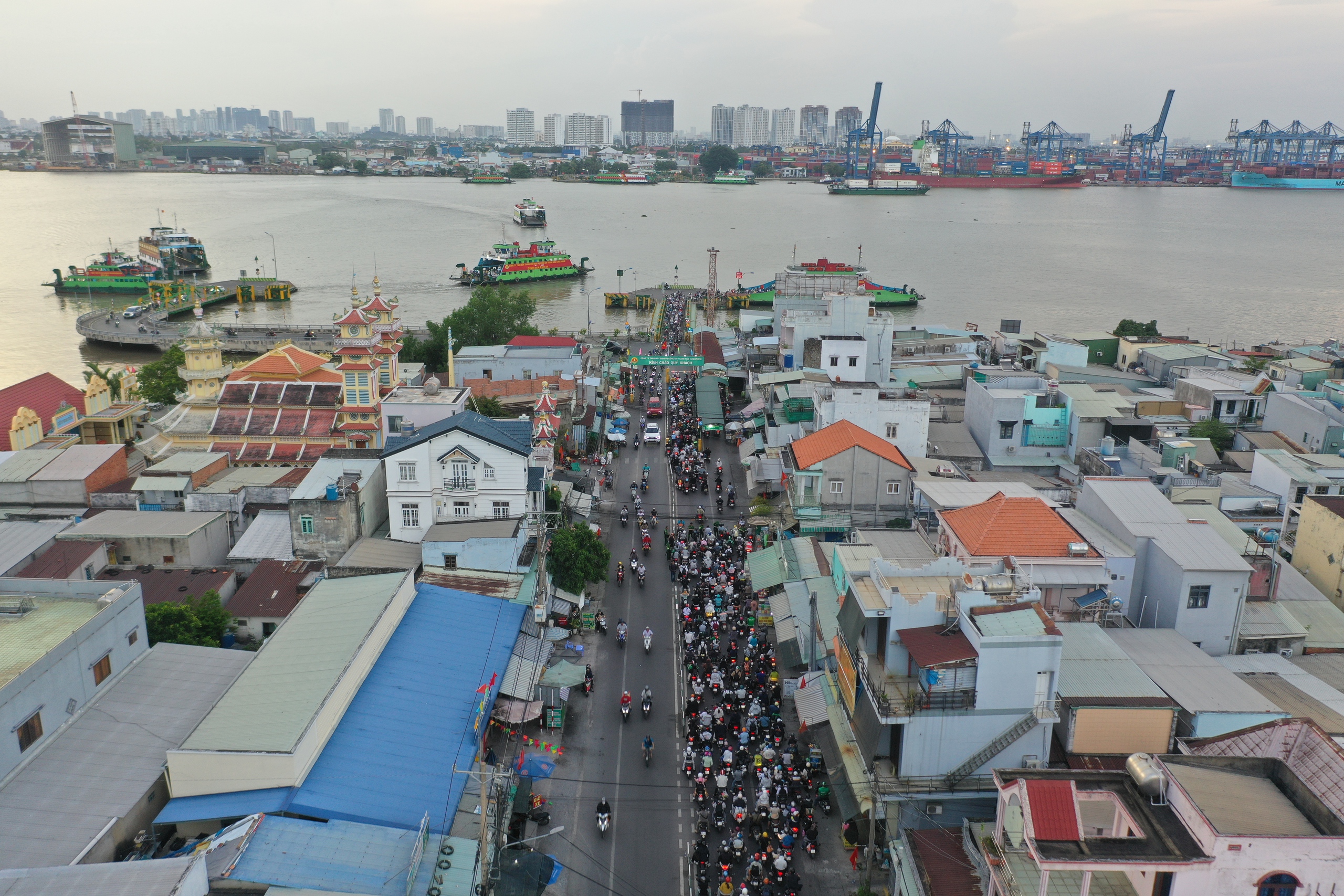 Phà Cát Lái ùn ứ khi người dân quay lại TPHCM sau kỳ nghỉ lễ 30/4 – 1/5- Ảnh 2. Phà Cát Lái ùn ứ khi người dân quay lại TPHCM sau kỳ nghỉ lễ 30/4 – 1/5- Ảnh 2.