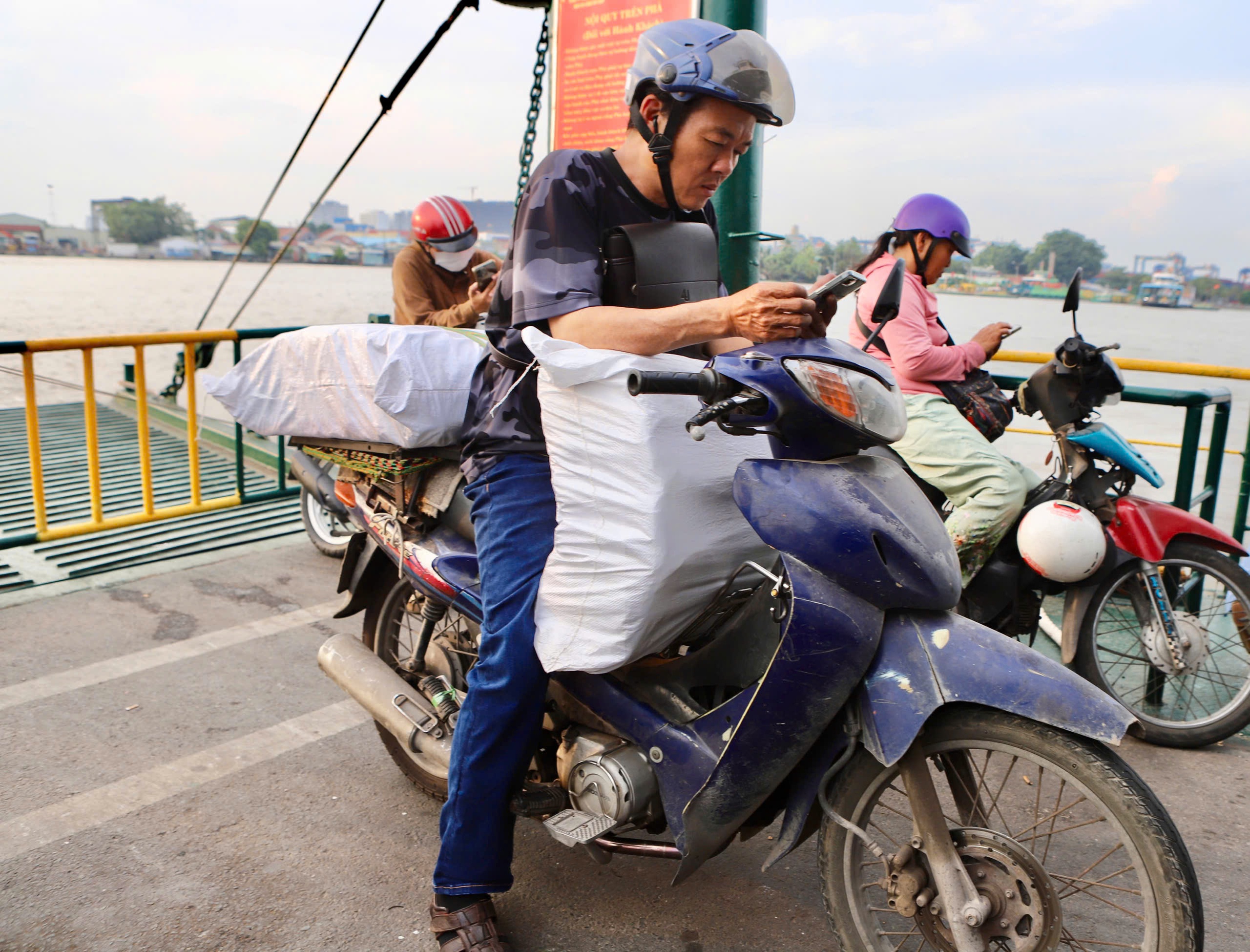 Phà Cát Lái ùn ứ khi người dân quay lại TPHCM sau kỳ nghỉ lễ 30/4 – 1/5- Ảnh 8. Phà Cát Lái ùn ứ khi người dân quay lại TPHCM sau kỳ nghỉ lễ 30/4 – 1/5- Ảnh 8.